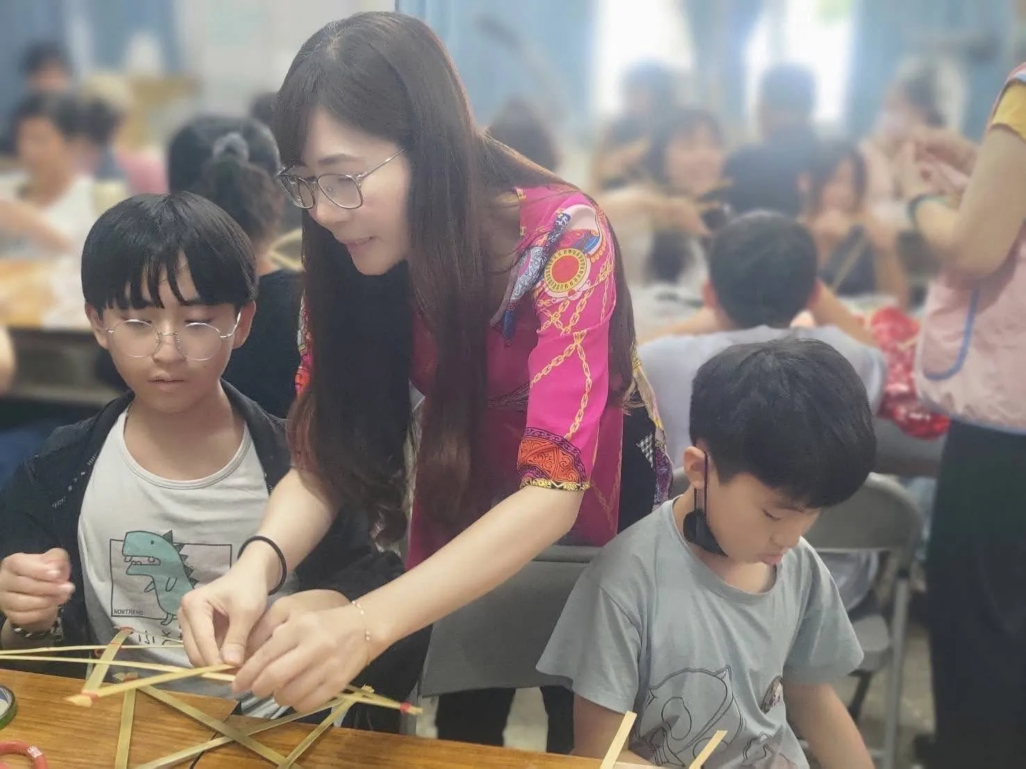嘉義市服務站帶領新住民一同手作越南傳統「星星燈籠」（Đèn ông sao）。移民署嘉義市服務站提供