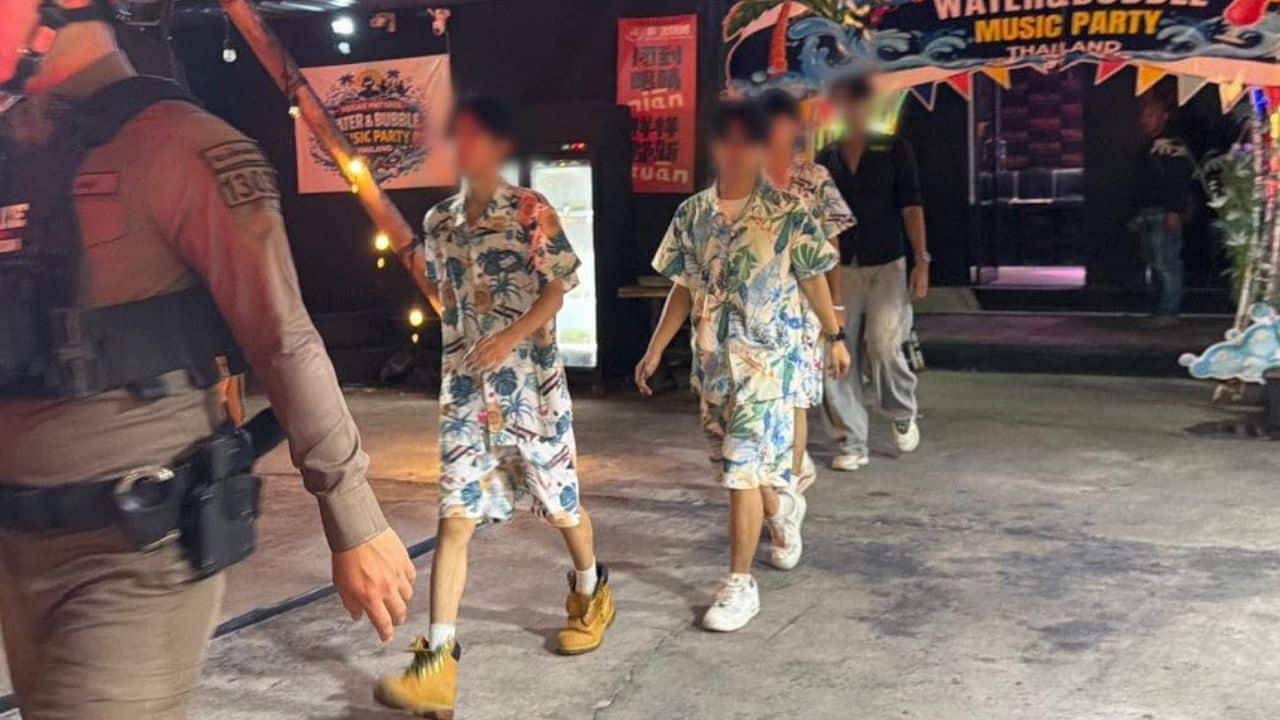 一名台灣籍男子因酒後脫序行為，遭到現場群眾圍毆後傷重不治。主嫌雖在警方趕抵前逃逸，但仍有將其他參與毆打的當事人帶回。（翻攝自臉書/泰國清邁象 Chiang Mai Elephant）