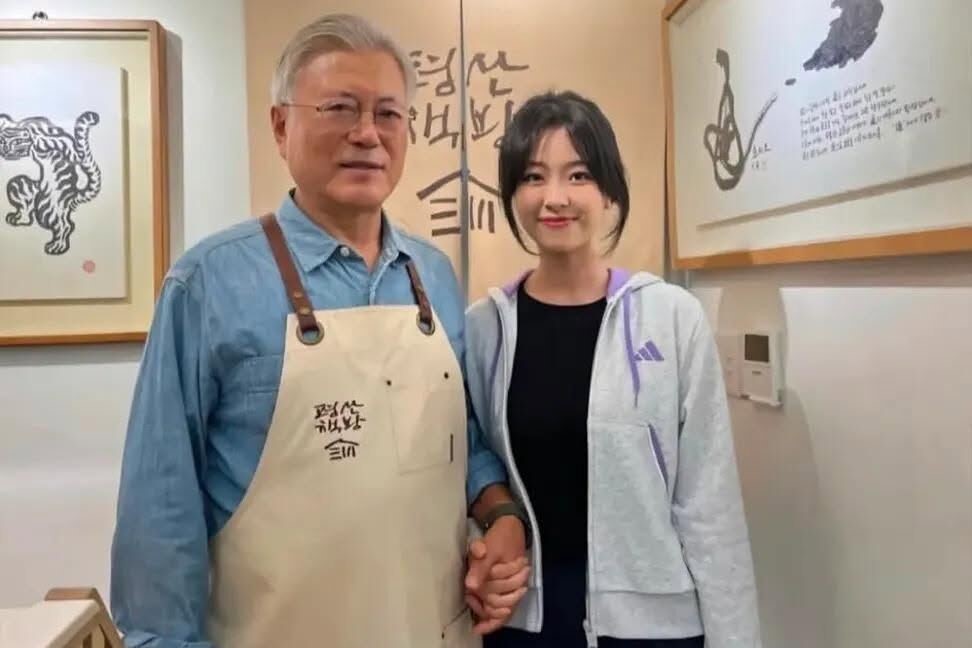 就讀當地研究所的25歲中國籍女留學生文文(右)失聯5天後,被發現慘死於30多歲熟人的住處,遺體甚至有遭毀損跡象。左為南韓前總統文在寅。(翻攝自臉書)