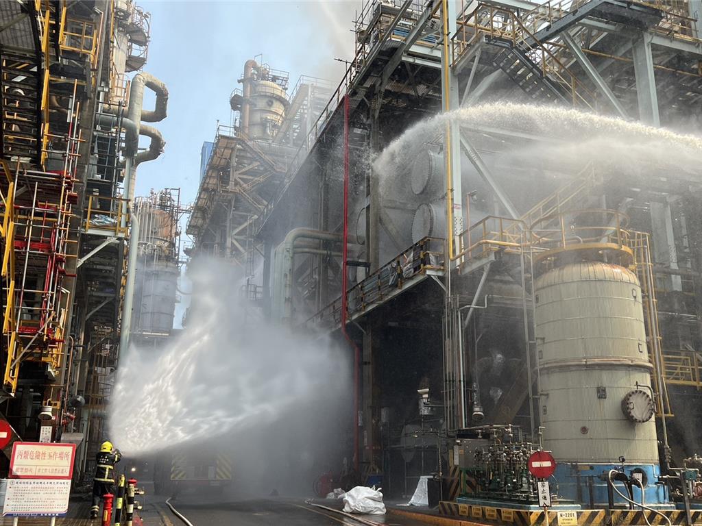 中油大林廠今日下午傳出大火，消防局獲報到場灌救，由於濃煙影響高雄8個行政區，市長陳其邁表示，將依法開罰。（翻攝畫面）