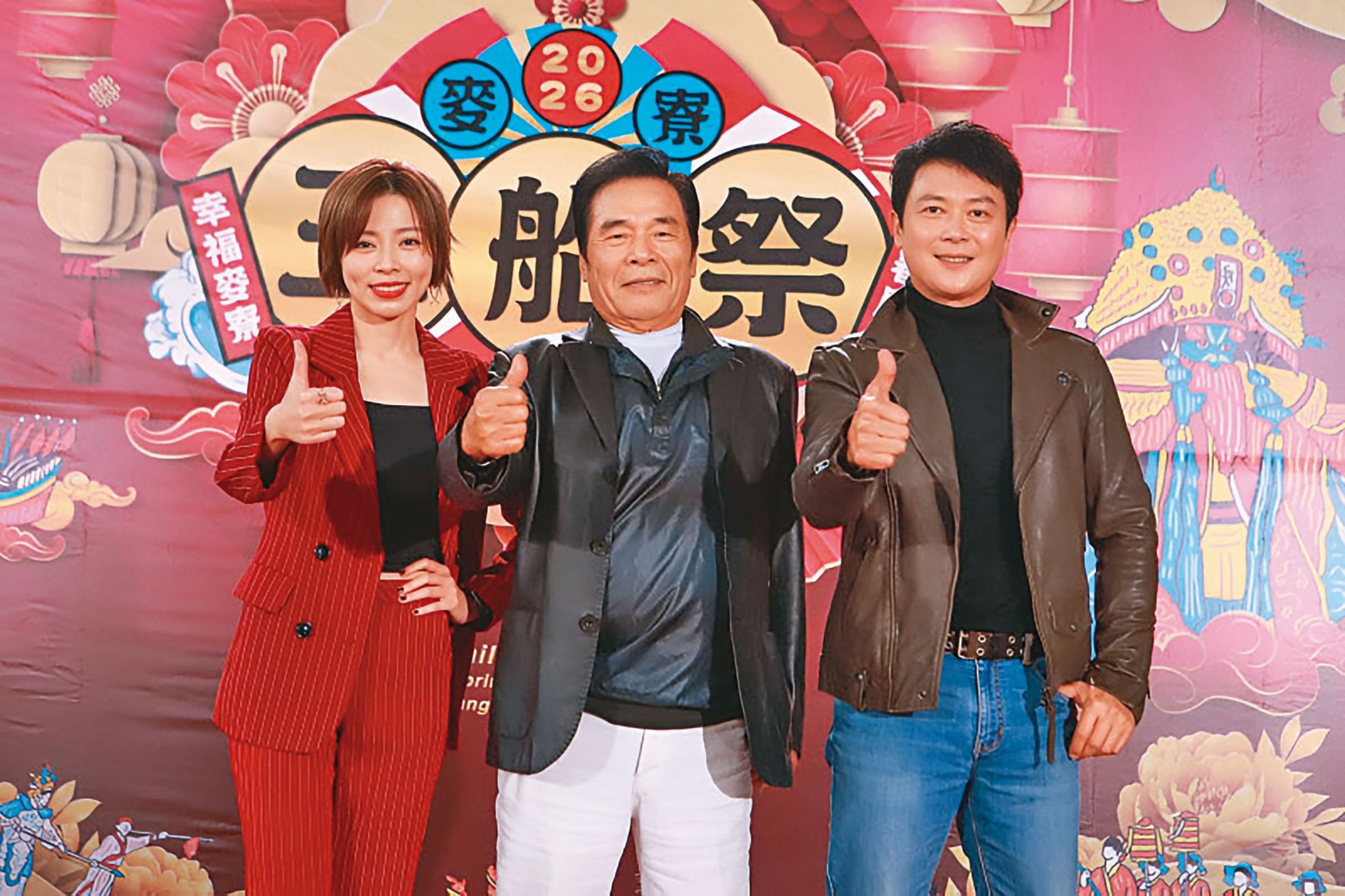 雷洪（中）今年2月強忍不適，和王瞳（左）、王燦（右）出席春節活動記者會，當時上台前要人攙扶，因此火速決定治療。（民視提供）
