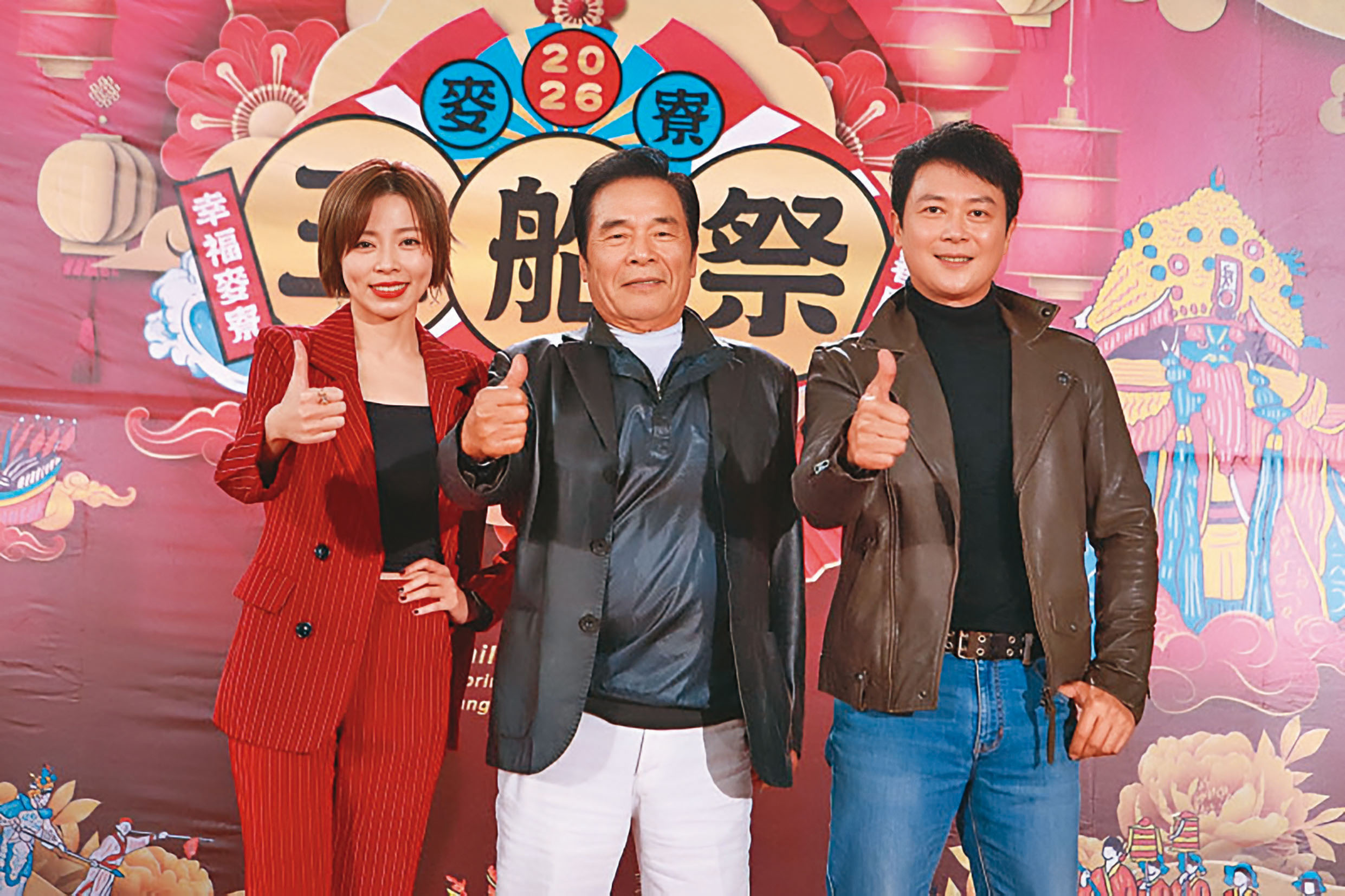 雷洪(中)今年2月強忍不適,和王瞳(左)、王燦(右)出席春節活動記者會,當時上台前要人攙扶,因此火速決定治療。(民視提供)