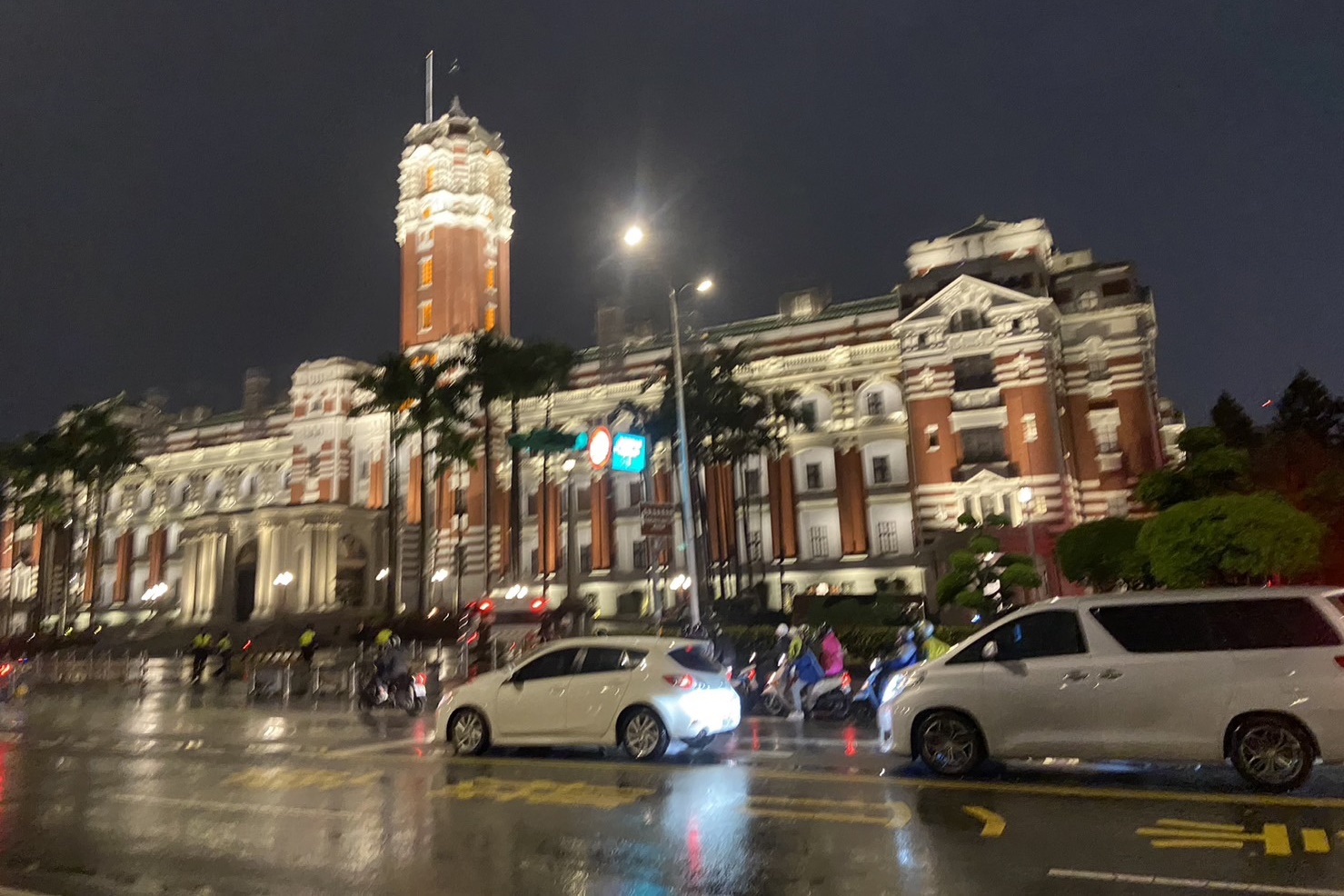 總統府內今晚傳出槍聲，一名憲兵持槍自戕。