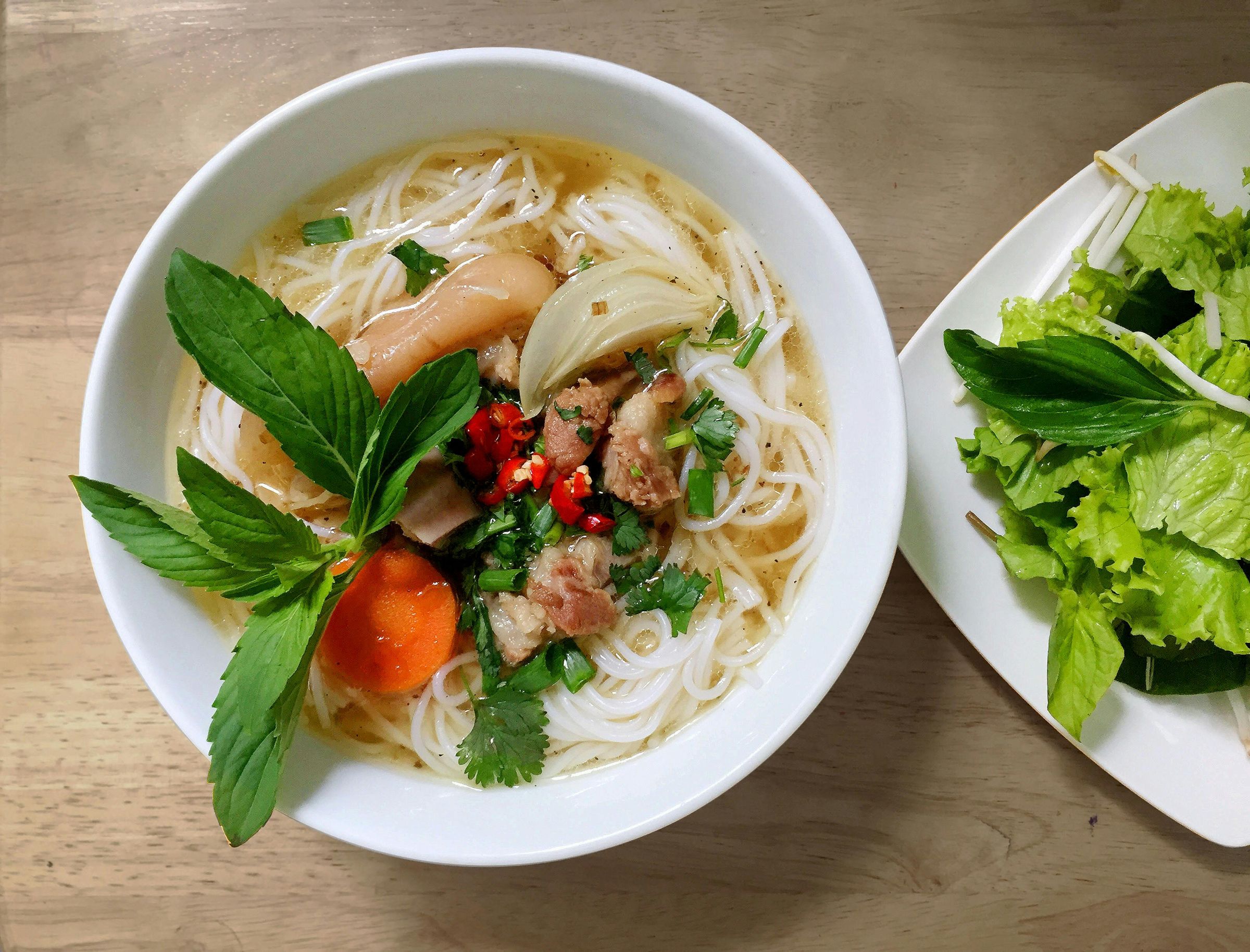 越式料理加入大量蔬菜與豆芽，吃起來清爽又無負擔。（取自Pexels）