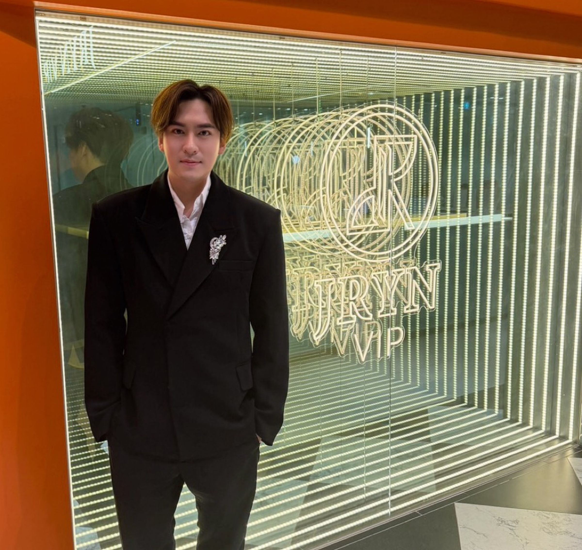 沈建宏特地從新加坡飛往釜山,擔任Haru演唱會嘉賓,並帶來太陽的〈EYES, NOSE, LIPS〉。(LUCE ENTERTAINMENT提供)
