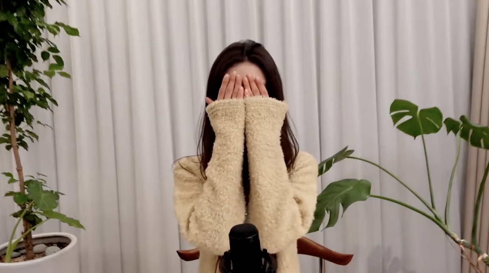 前 NEWJEANS 成員 Danielle在直播一開始講「HI」就哭了。(網路圖片)