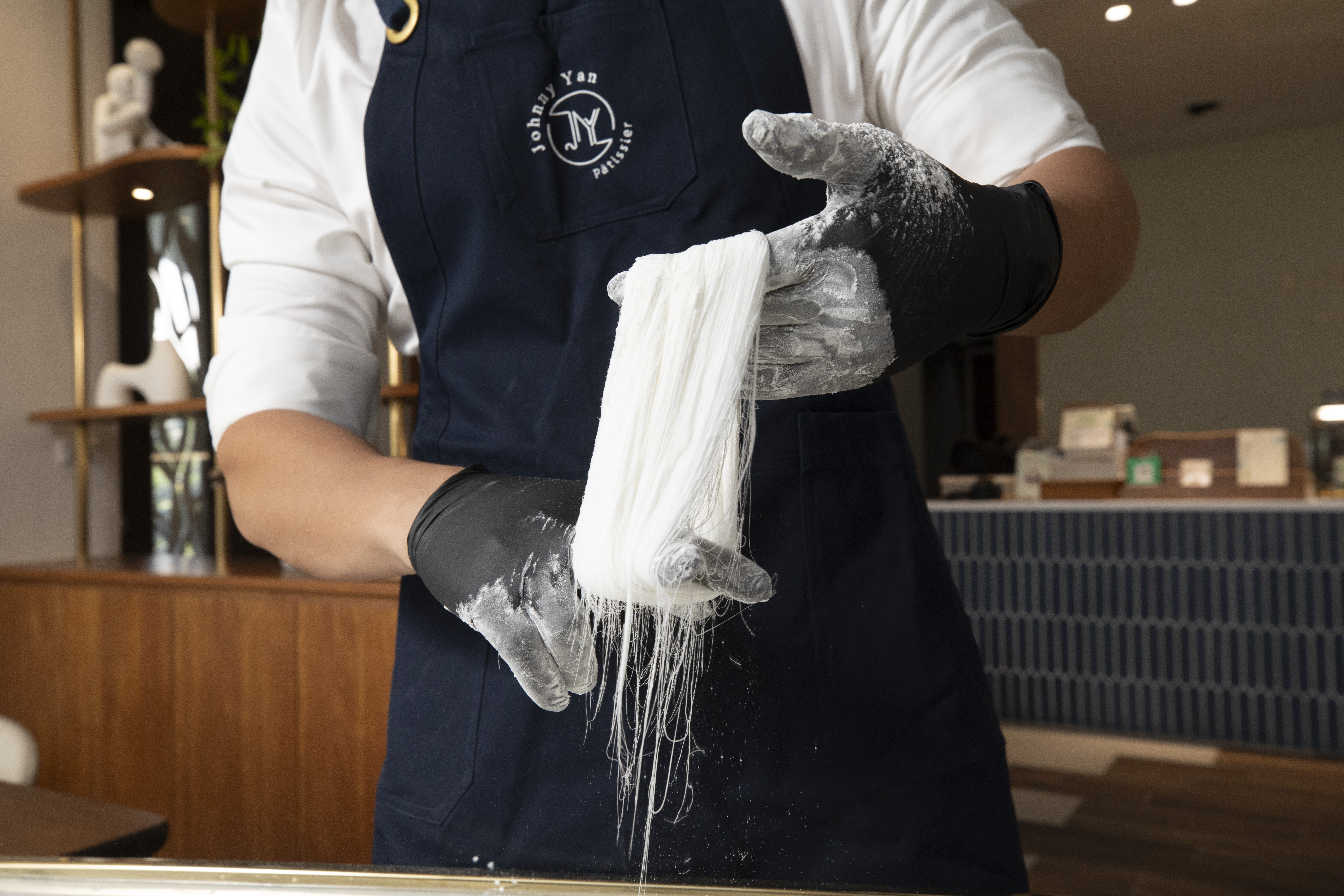 將糖的溫度拉高再拉成絲是讓法式龍鬚糖不像傳統龍鬚糖容易融化的關鍵。