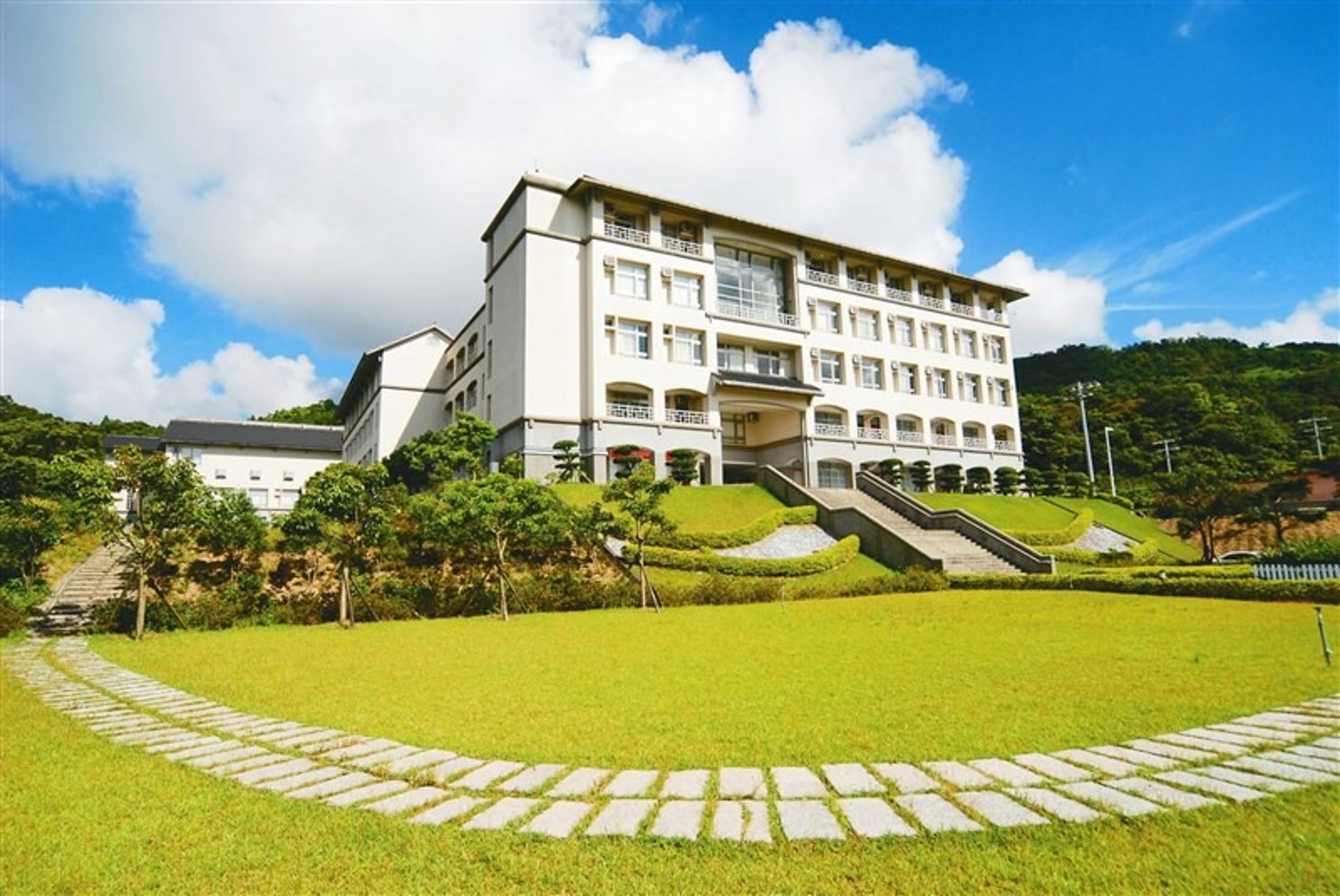佛光大學就為吸引學生就讀，繼學雜費比照國立大學後，今年再加碼推出「大一免學雜費」。（翻攝自佛光大學網站）