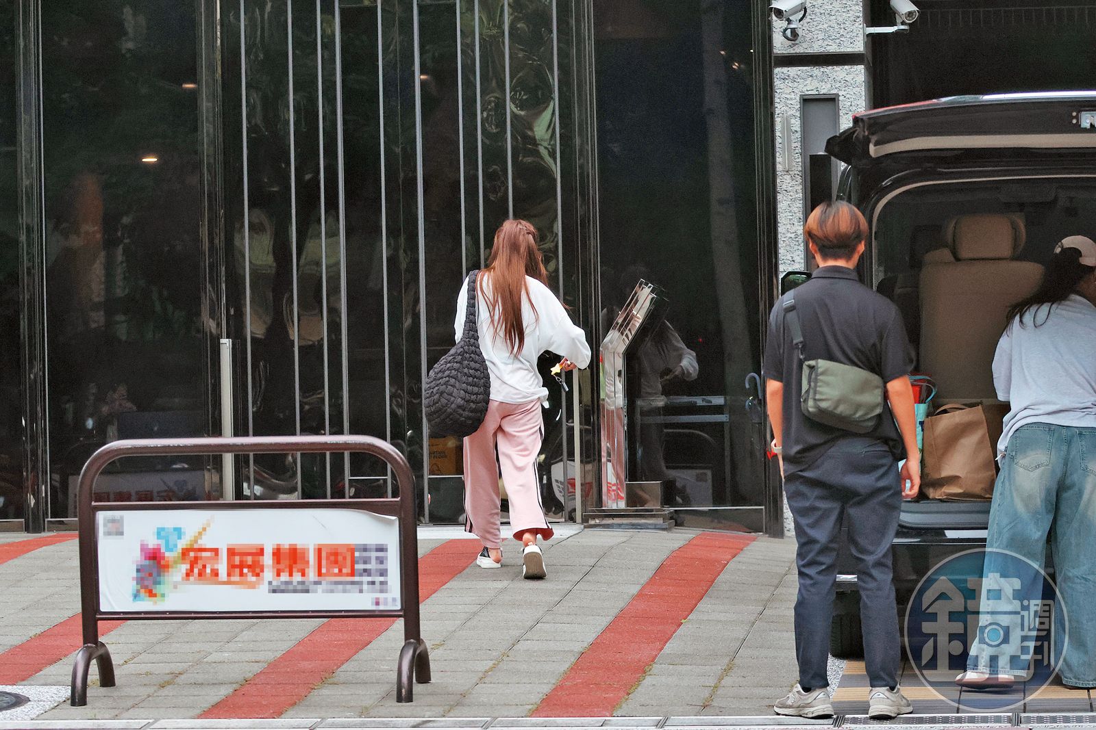 16：49　忙了一陣後讓同事收尾，李珠珢（左）背著大包走回家休息