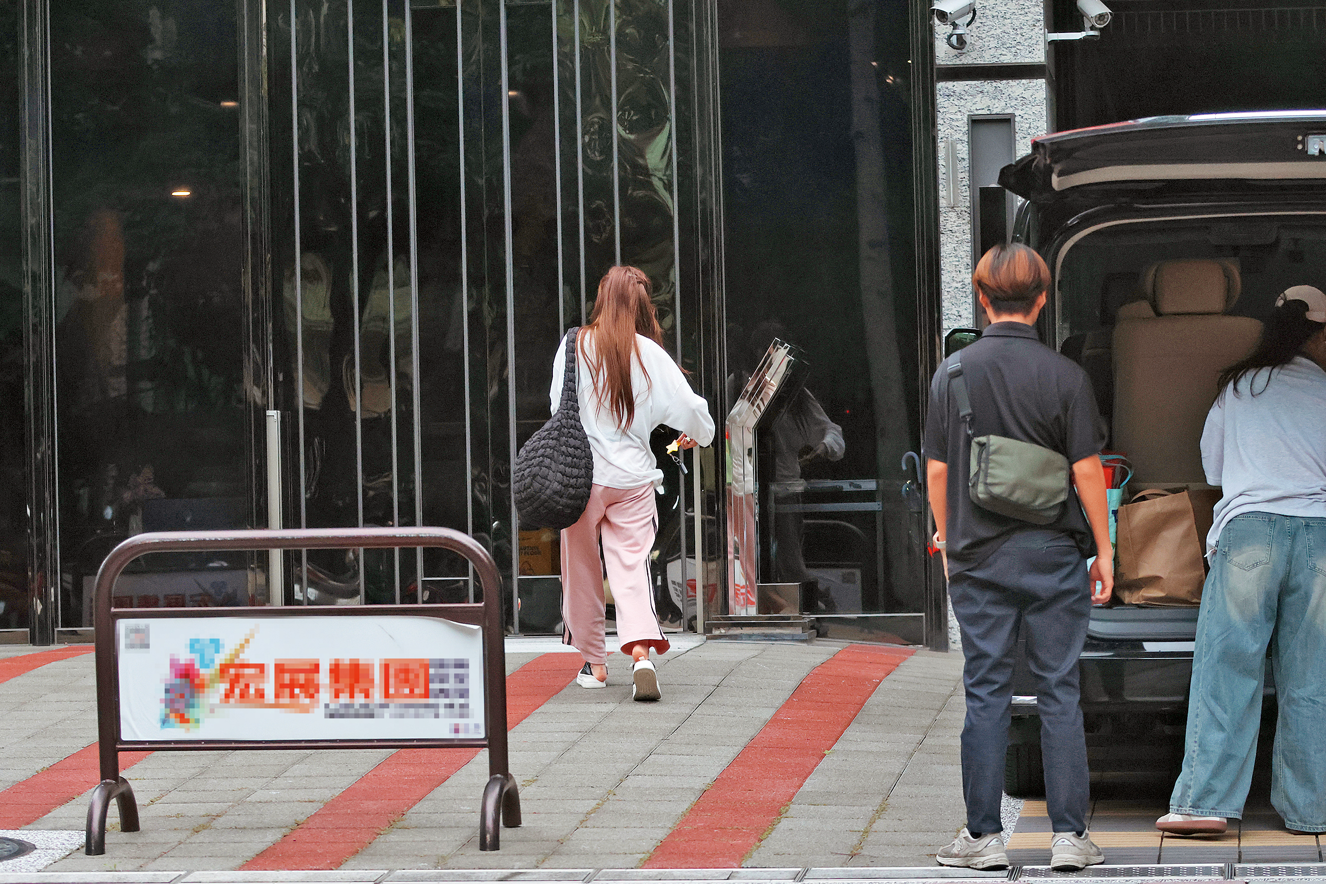 16:49 忙了一陣後讓同事收尾,李珠珢(左)背著大包走回家休息。