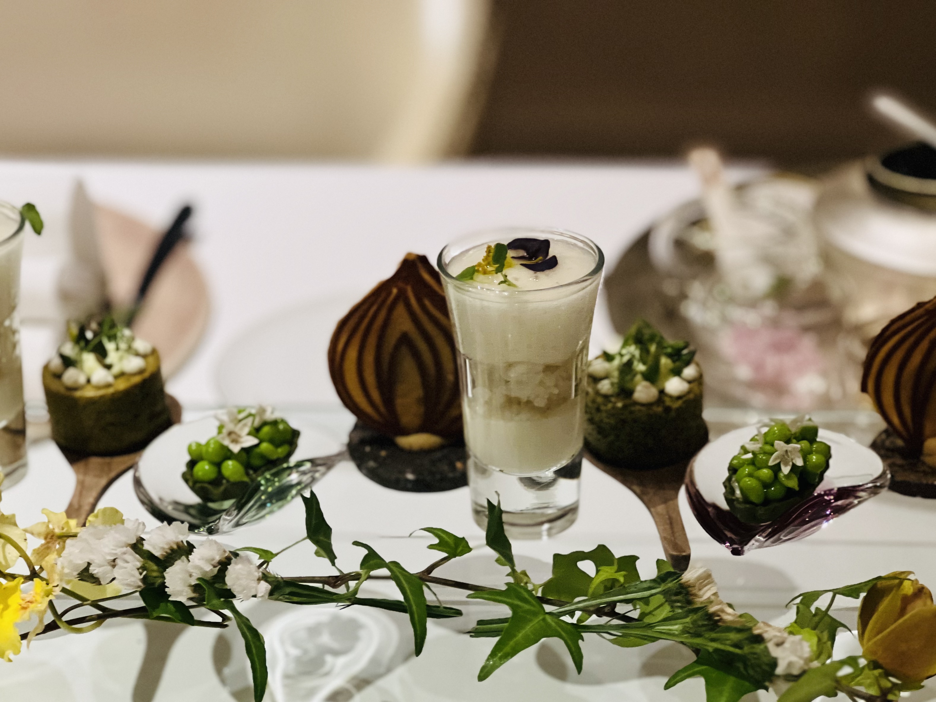 「巴黎廳1930╳高山英紀」2025年春季菜單的主題是法國奧布拉克高原，光看前菜就有春意盎然的感覺。