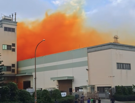 桃園市觀音區一處工廠13日上午發生酸性氣體外洩，橘色煙霧迷漫天際。（翻攝臉書社團「桃園大小事」）