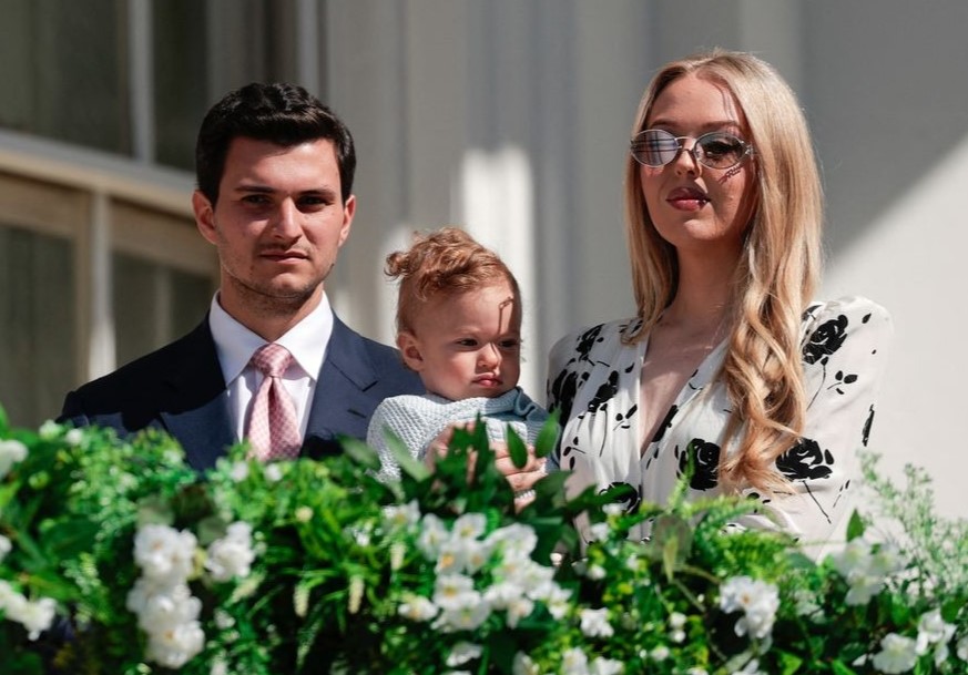 蒂芬妮川普（右）和丈夫麥可布魯斯（左），帶著11個月大的兒子亞歷山大，出席白宮復活節活動。（翻攝tiffanytrump IG）