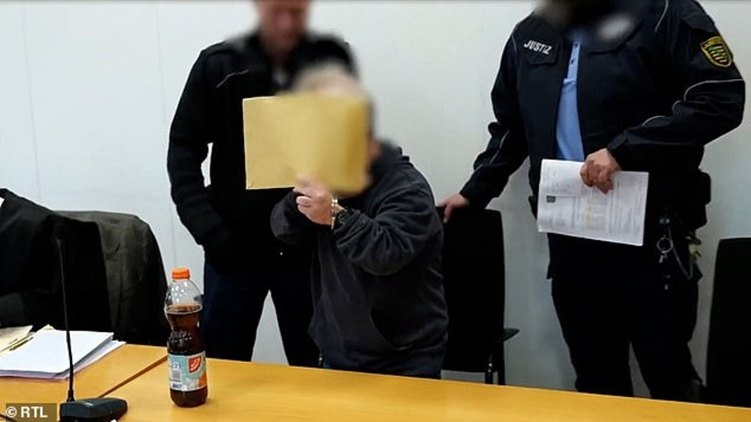德「超級好爸爸」竟是獸父!性侵10子長達20年,小孩從3歲起就被猥褻。(翻自《每日郵報》)