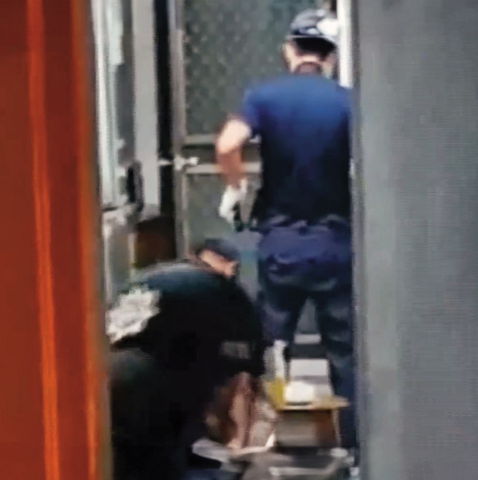 桃園警方封鎖陳男住處進行搜索時，在1樓冰箱及3樓倉庫內，找到遭肢解的屍塊。（翻攝東森新聞）