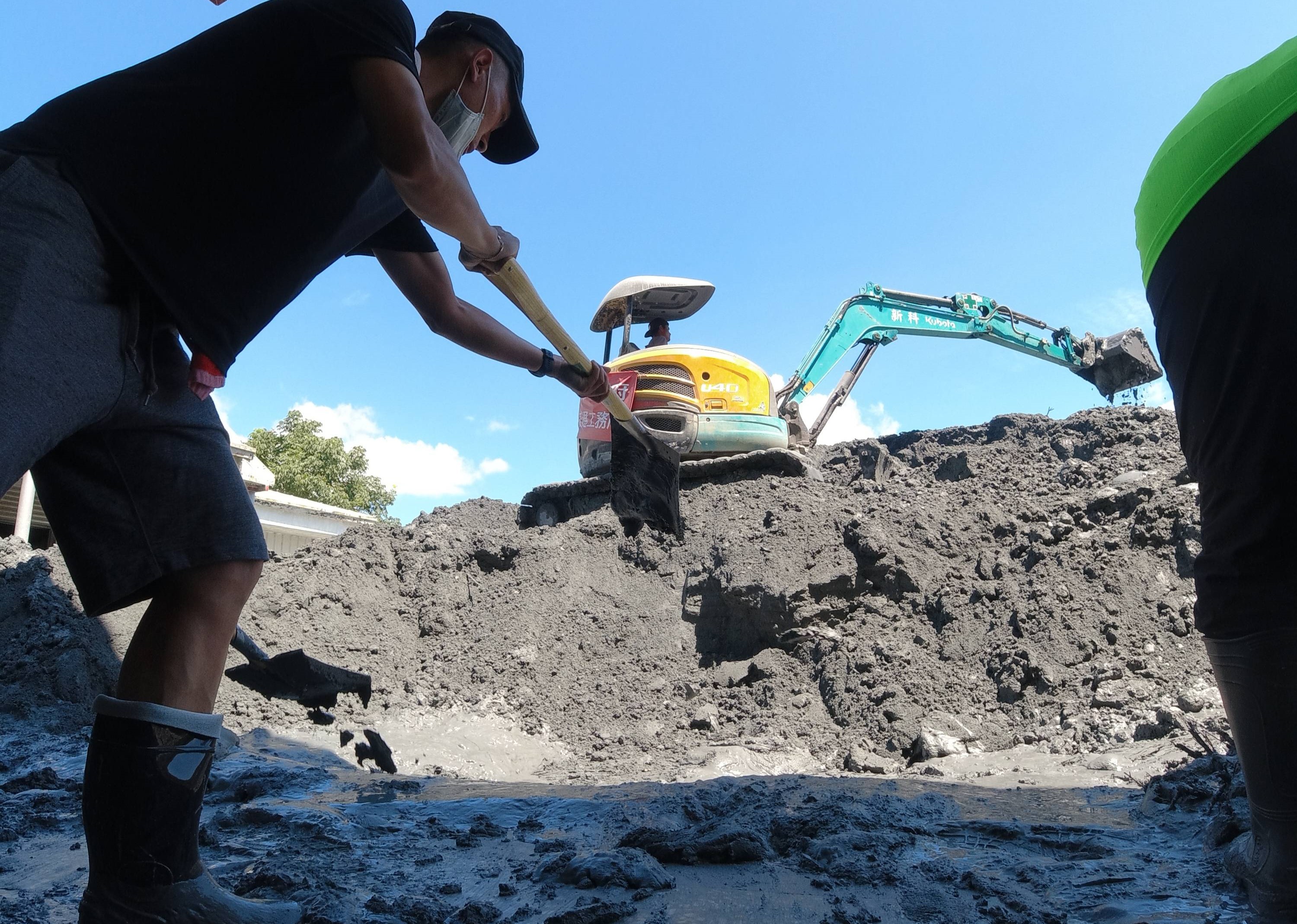 在國軍、消防與各方的「鏟子超人」協助下，光復災後重建有了進展，縣府宣布7日起恢復上班上課。（讀者提供）