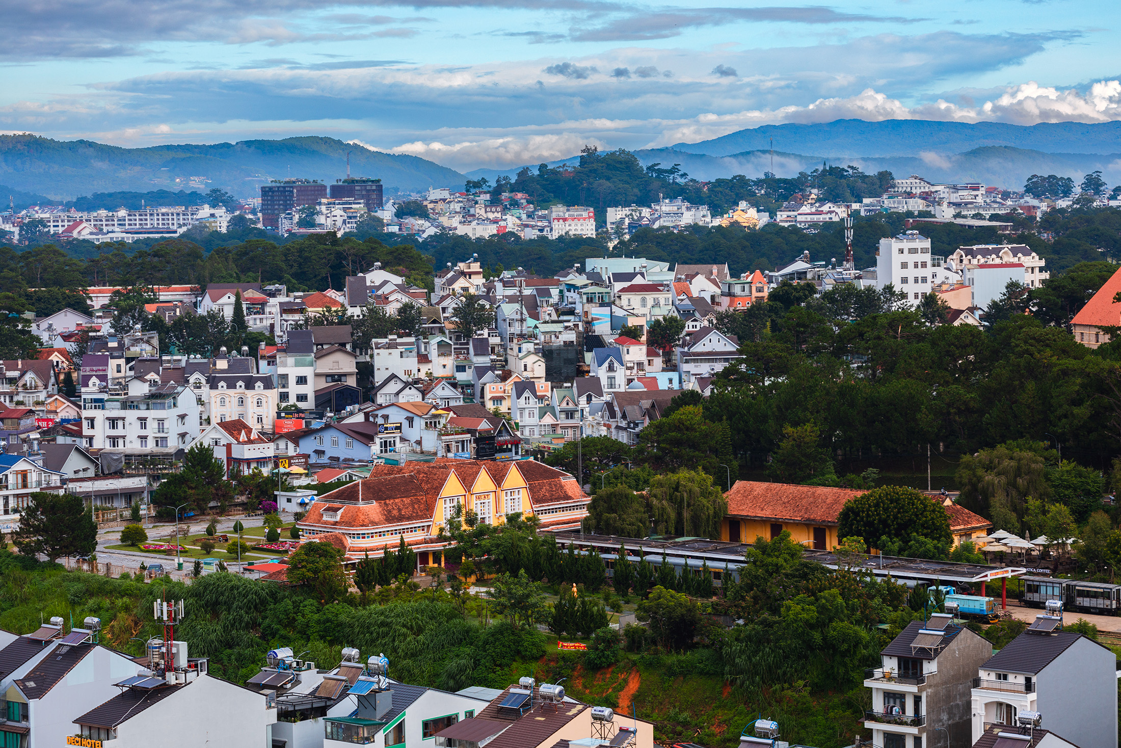 大叻位在海拔1,000至1,500公尺的高原，在法國殖民越南時期就是著名的避暑山城。