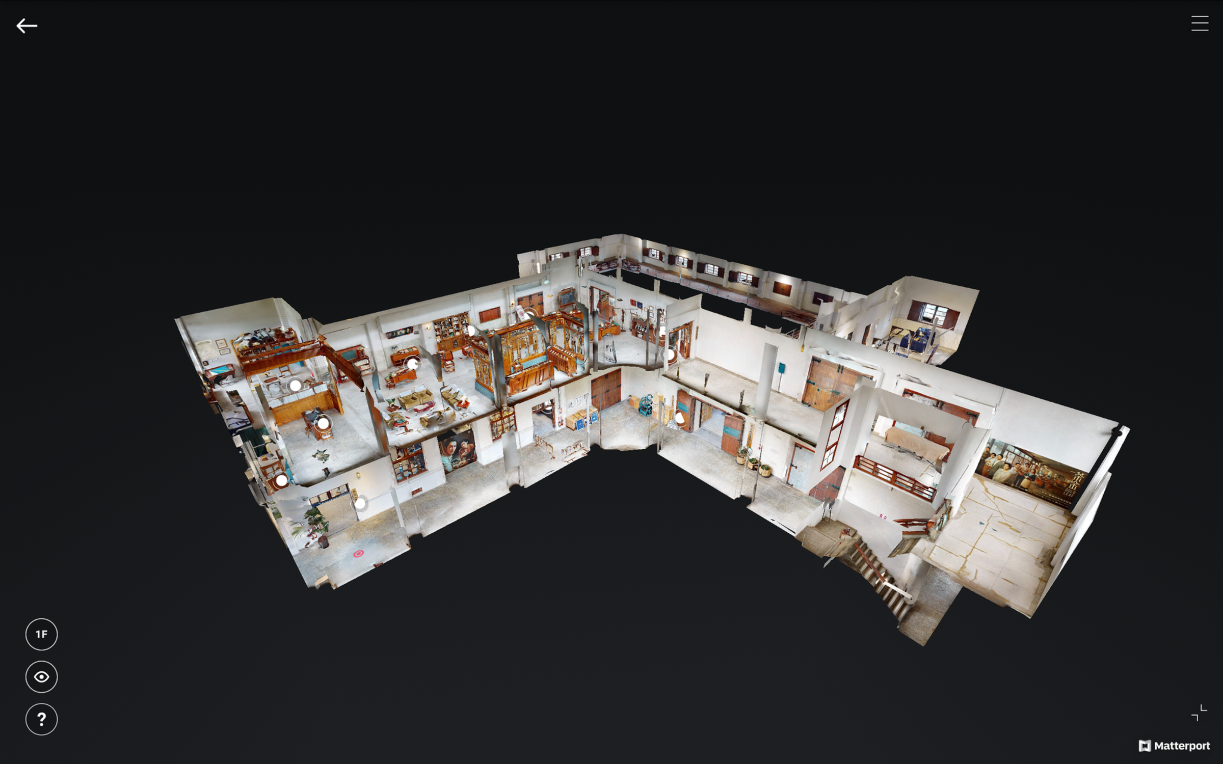 觀眾透過平台可看到展場的3D模型屋,清楚知道自己的所在位置。(ARTOGO提供)