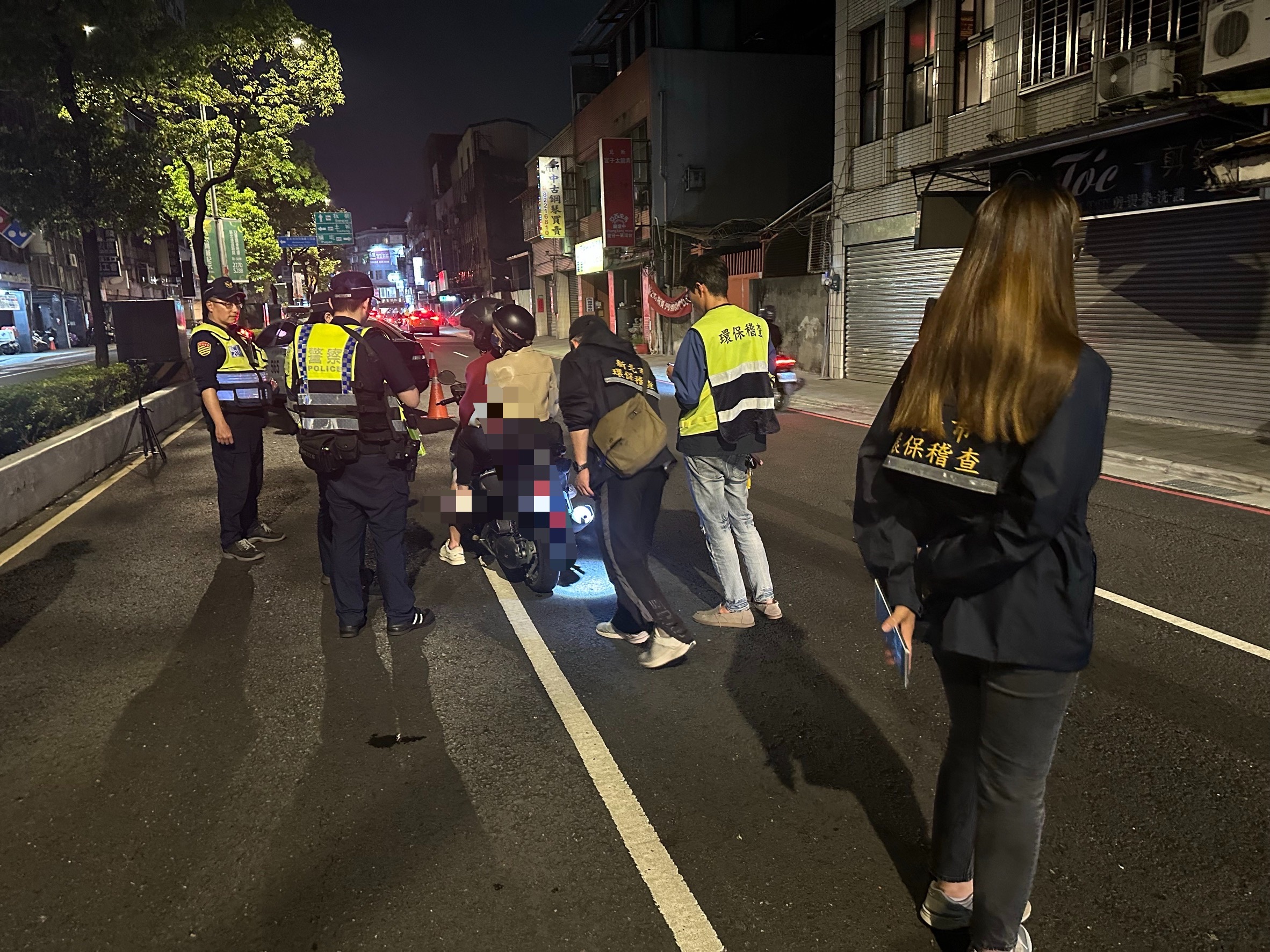 警方選定違規改裝車輛出沒熱點，實施「環警聯合稽查」勤務。（翻攝畫面）