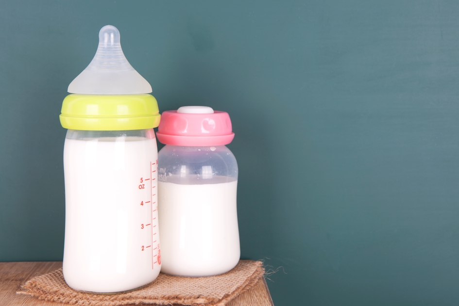 媽媽餵稱「配方奶糖份等於可樂」。（示意圖，取自東方IC）