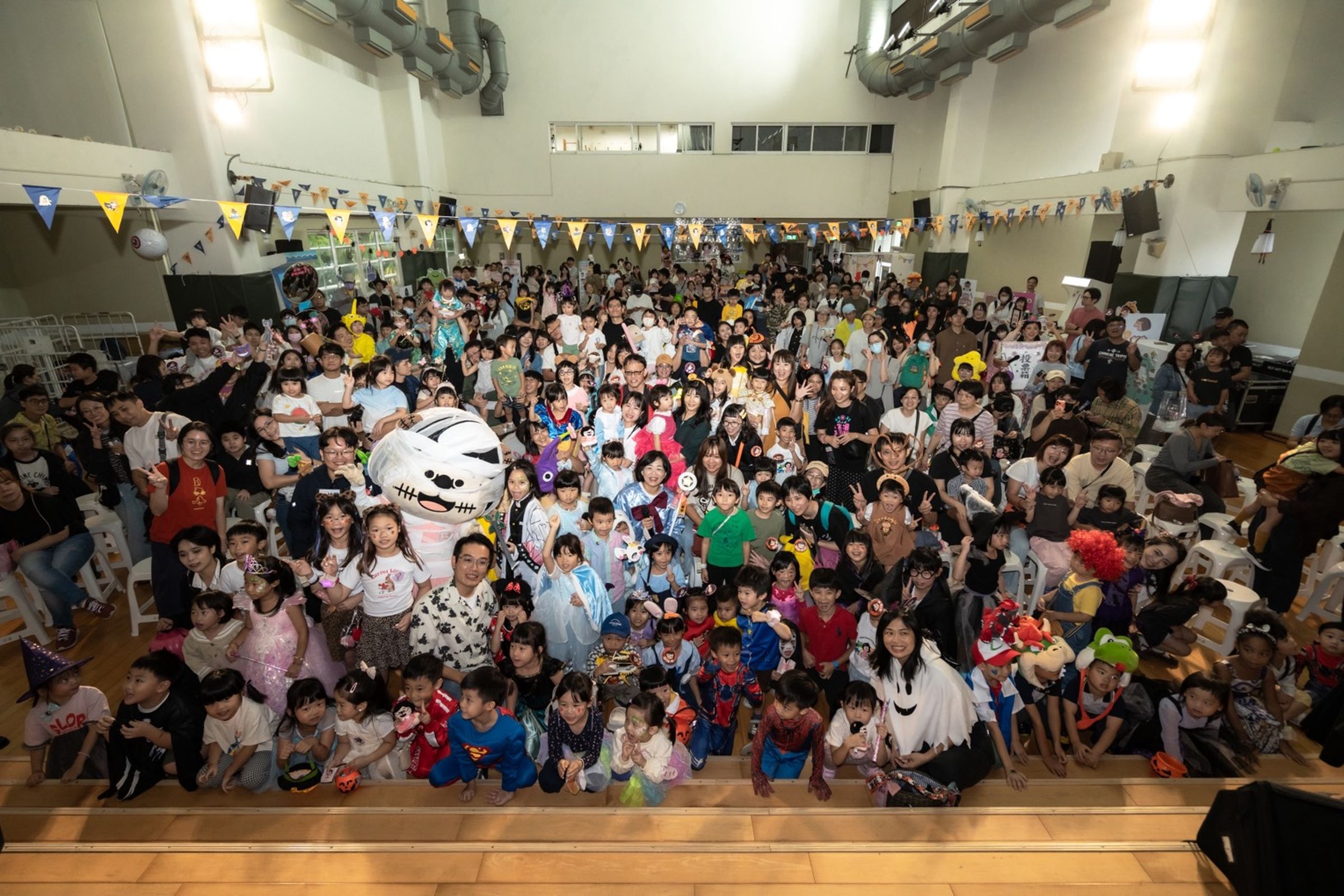蘇巧慧在淡水新市國小舉辦水獺媽媽樂園活動,吸引上千組家庭一同扮裝參與。(蘇巧慧競選團隊提供)