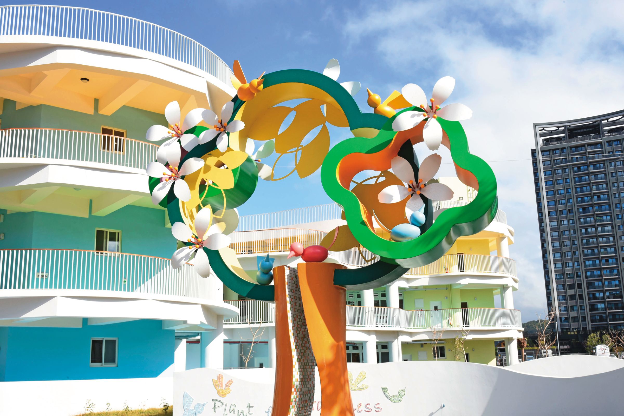 嘉豐幼兒園建築還曾獲紐約設計獎銀牌,風光一時,如今卻因爆發不當事件而蒙上陰影。(翻攝新竹縣政府官網)