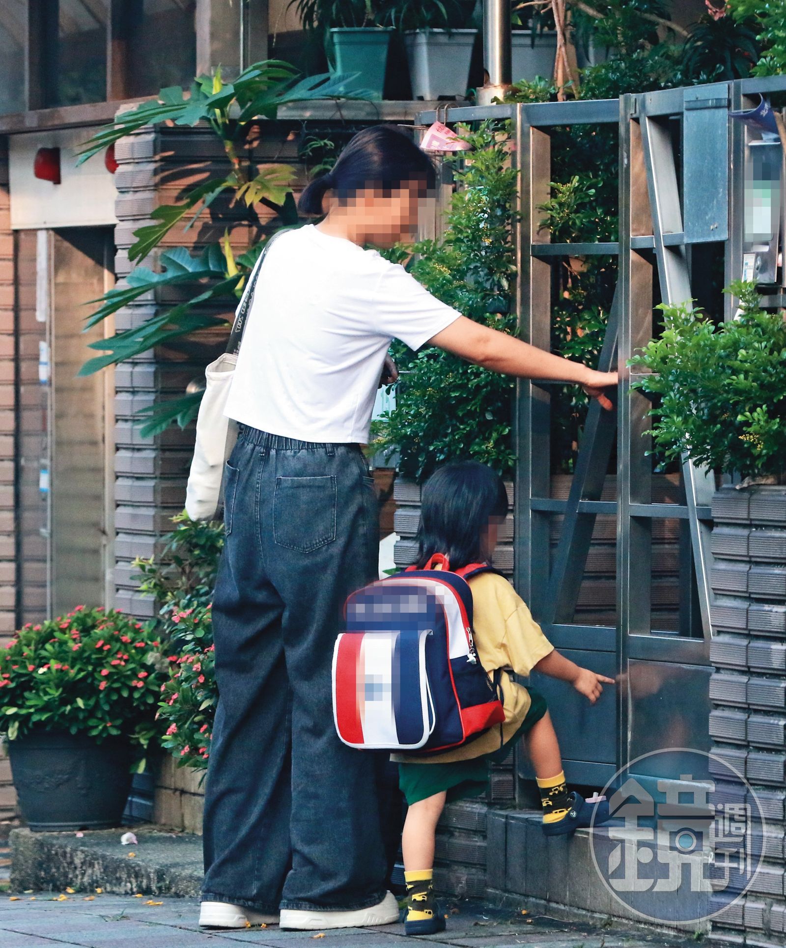 8/7 17:32一位跟著比爾賈進出的白衣女助理,到兒童體能操運動學苑接送他的兒子再返家