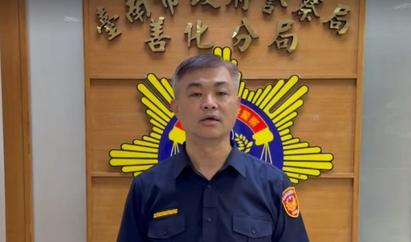 台南善化分局副分局長吳宗哲今出面說明案情，檢警積極查緝到案中。（翻攝畫面）