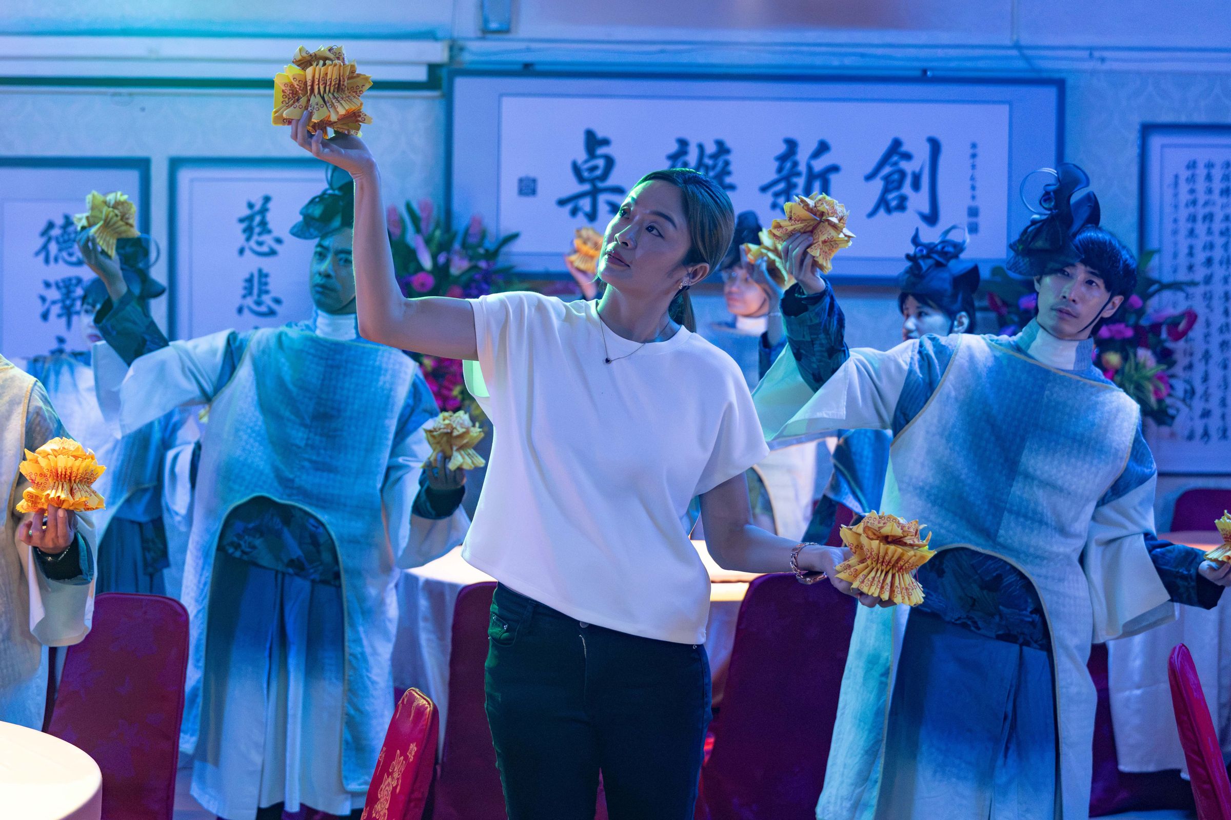 編舞張雅婷(前)將喪禮上常見的紙紮意象及動作轉化為舞蹈。(文化總會提供)