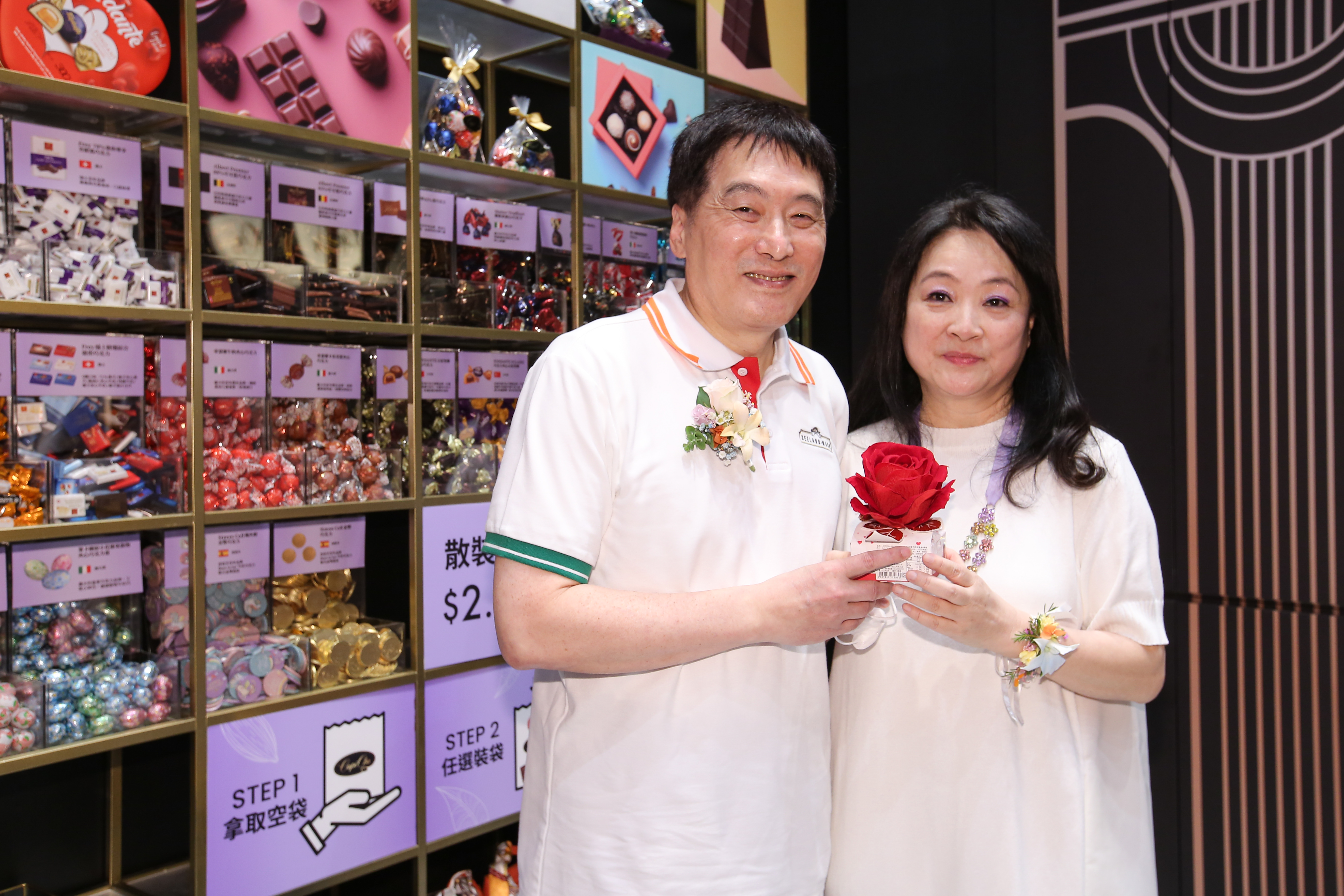 統一集團再開出大型複合商場，羅智先、高秀玲夫婦也一同出席活動。