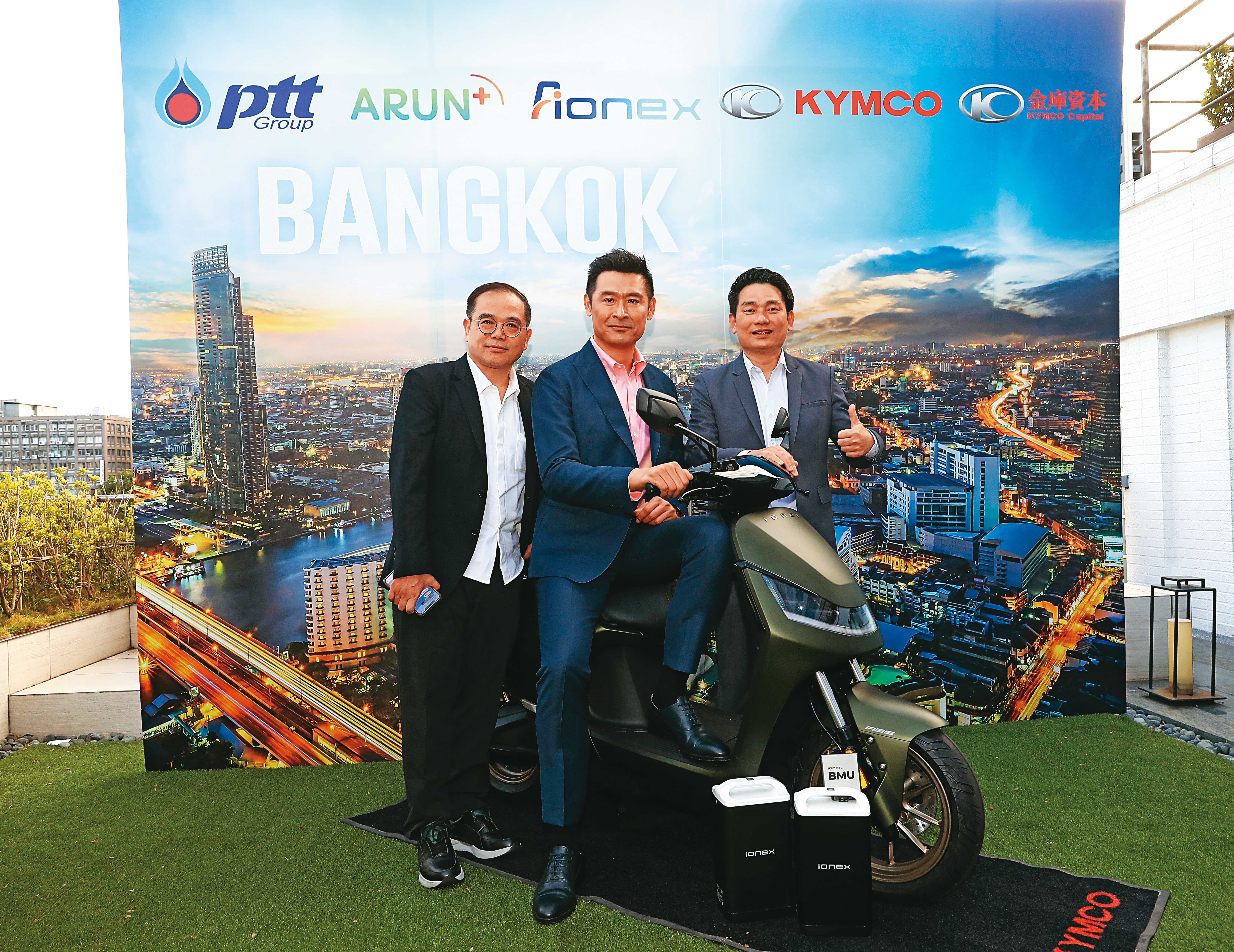 泰國國家石油公司為泰國國營企業，聯手光陽打造泰國電動機車供應鏈。左起為丁學文、柯勝峯、Ekachai Yimsakul。