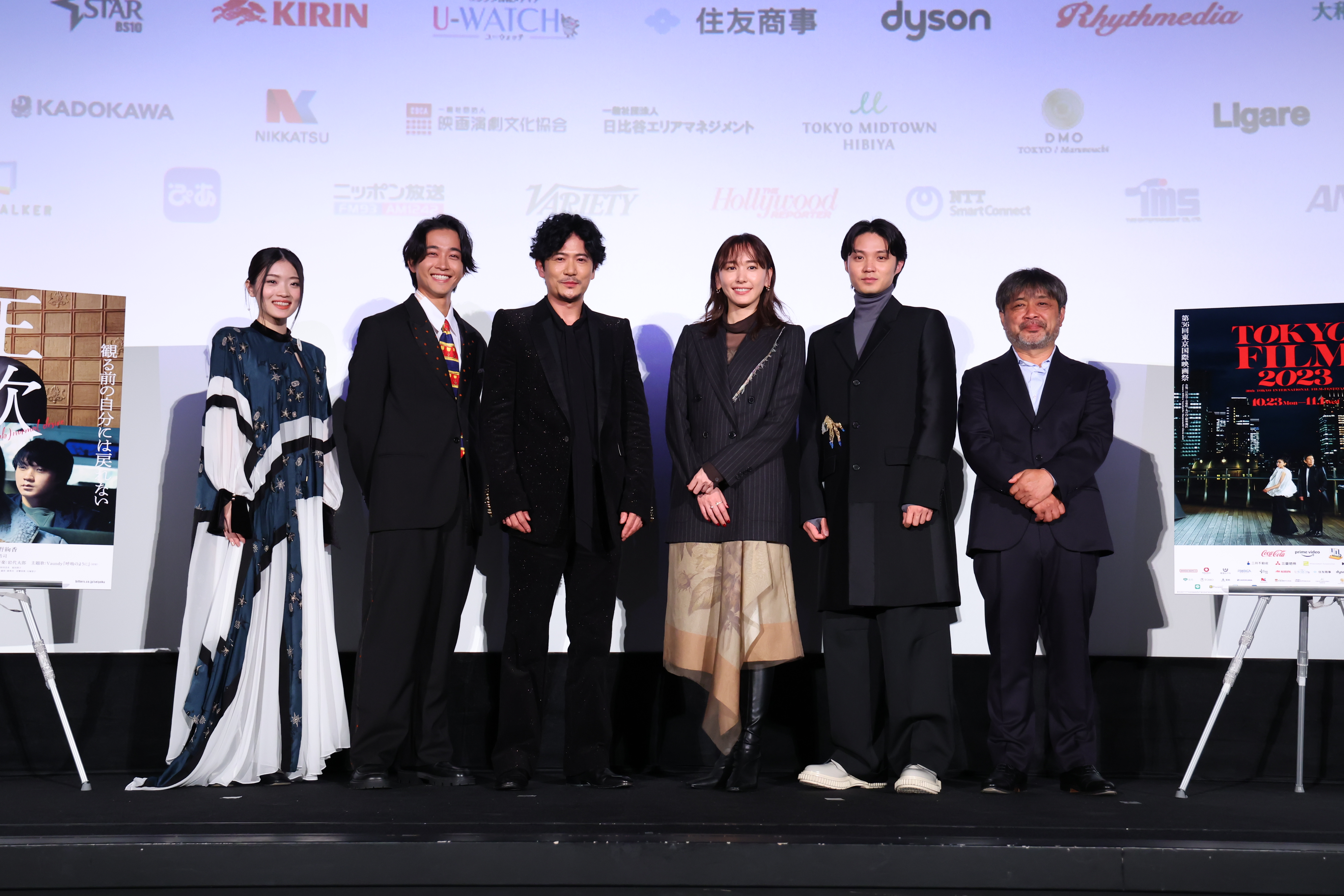 《(非)一般欲望》岸善幸導演(右)率演員東野絢香(左起)、佐藤寬太、稻垣吾郎、新垣結衣、磯村勇斗出席世界首映。(東京國際影展提供)