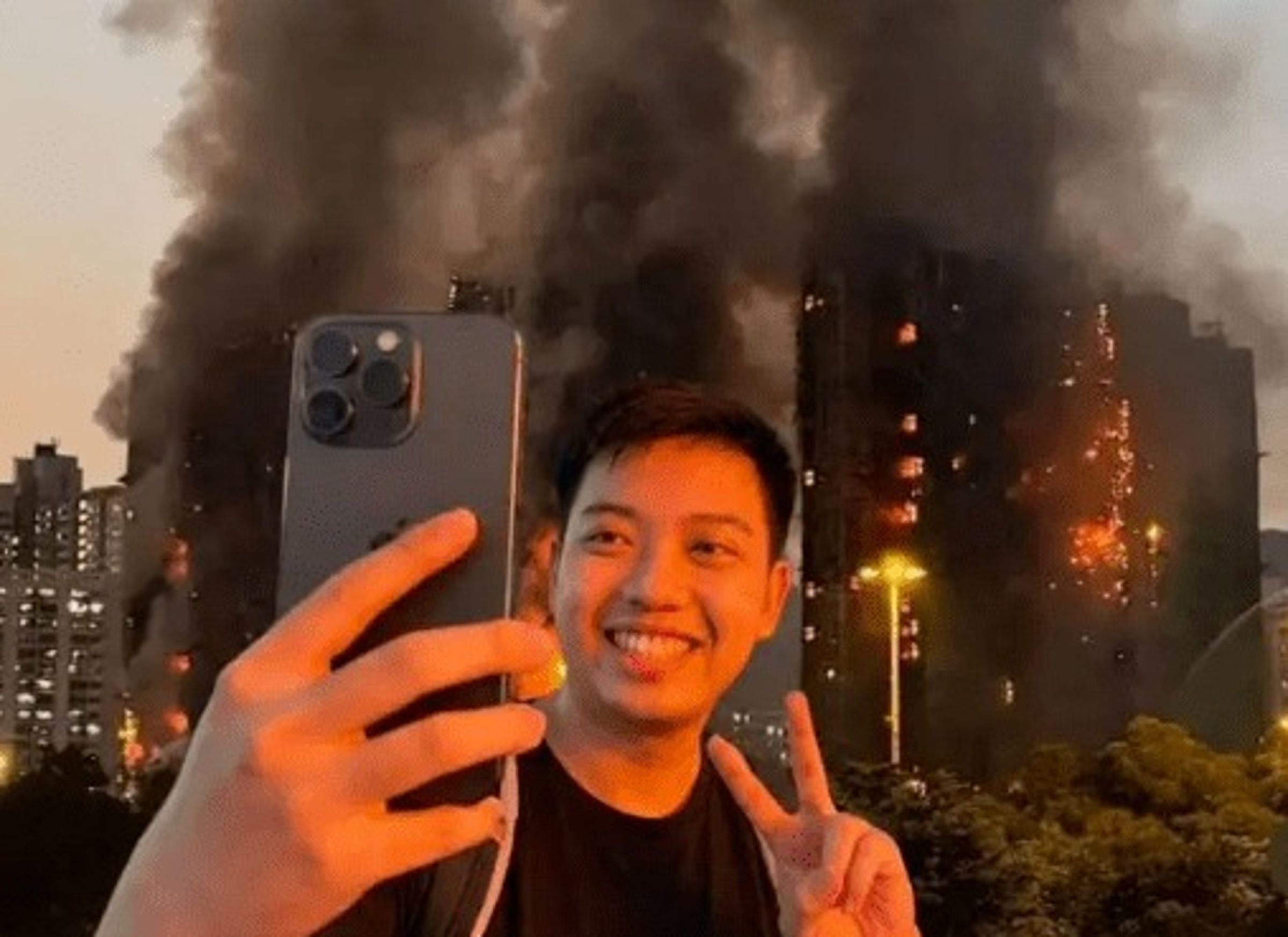 陸籍YTR「Kenny」陳姓男子「燦笑比YA」合照香港大火，3日遭港警拘捕。（翻攝自threads）