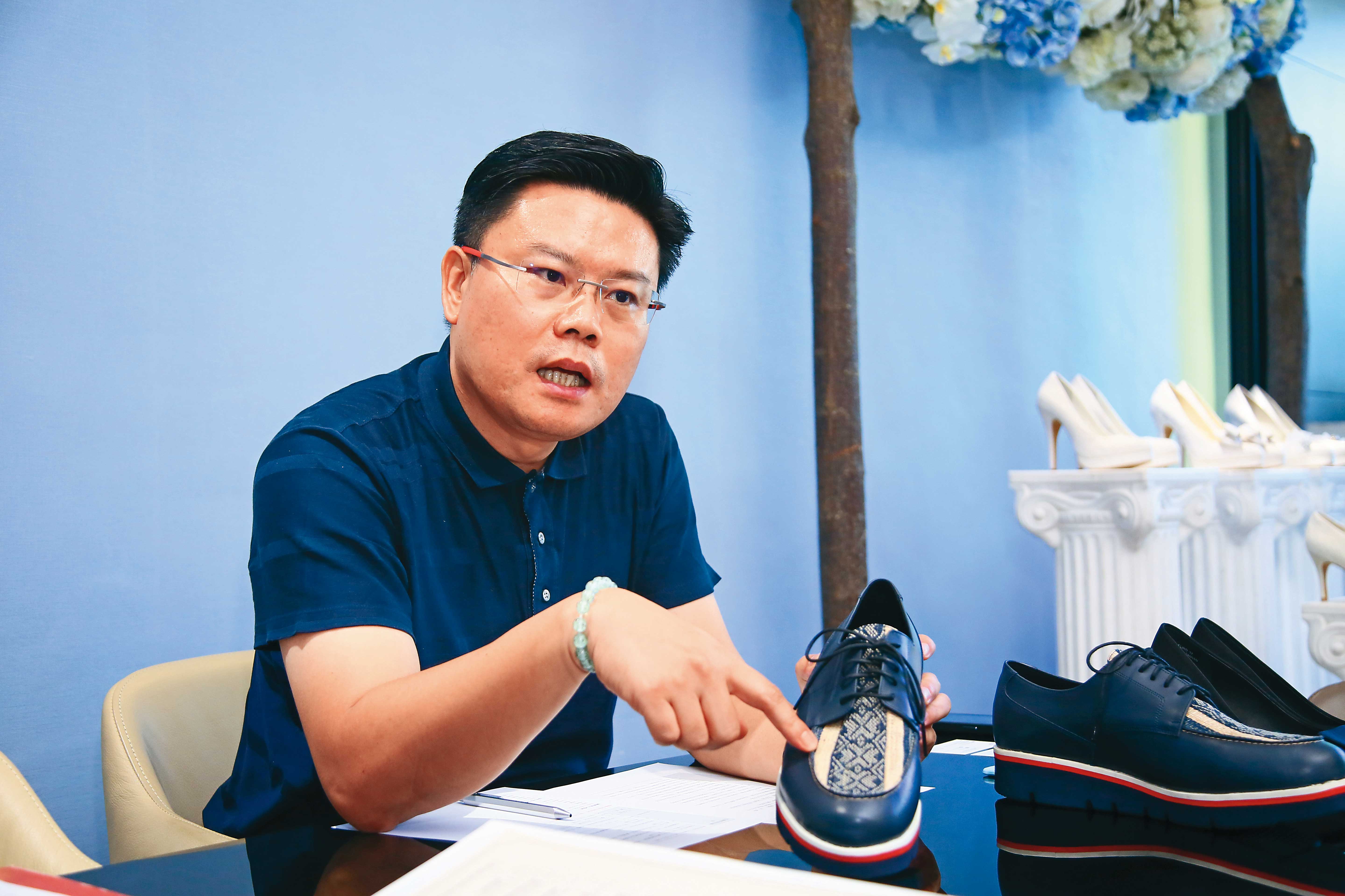 林義順坦言做奧運鞋不簡單，將沒有彈性的天然材香蕉紗與皮革針車在一起，其實很容易斷。