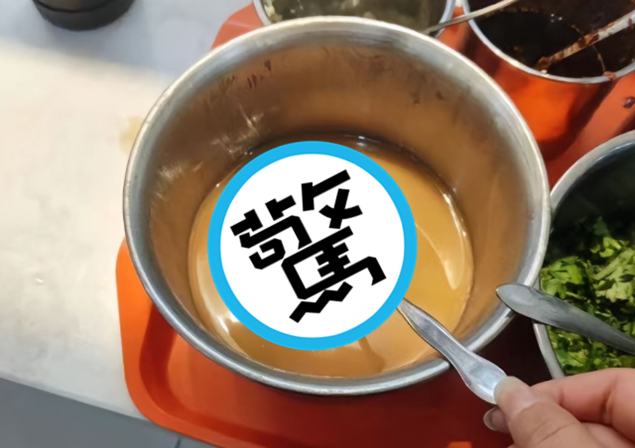 中國江蘇揚州江海職業技術學院的學生餐廳，有人在自助醬料區中的麻醬盆中撈到一隻完整老鼠。（翻攝微博）