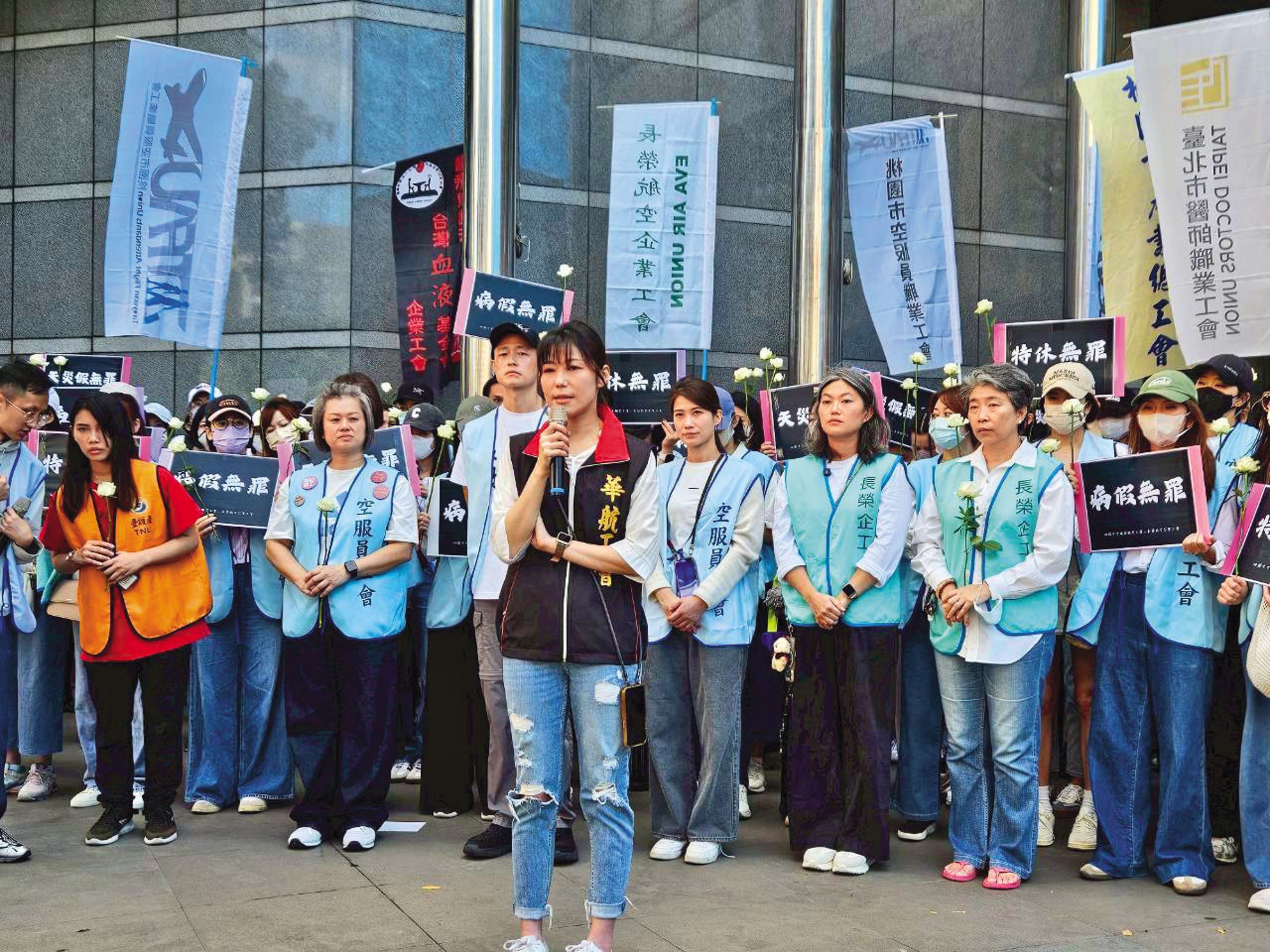10月30日，空職工聯合多個工會到勞動部陳情，呼籲保障空服員乃至其他勞工的請假權益。（翻攝桃園市空服員職業工會臉書）