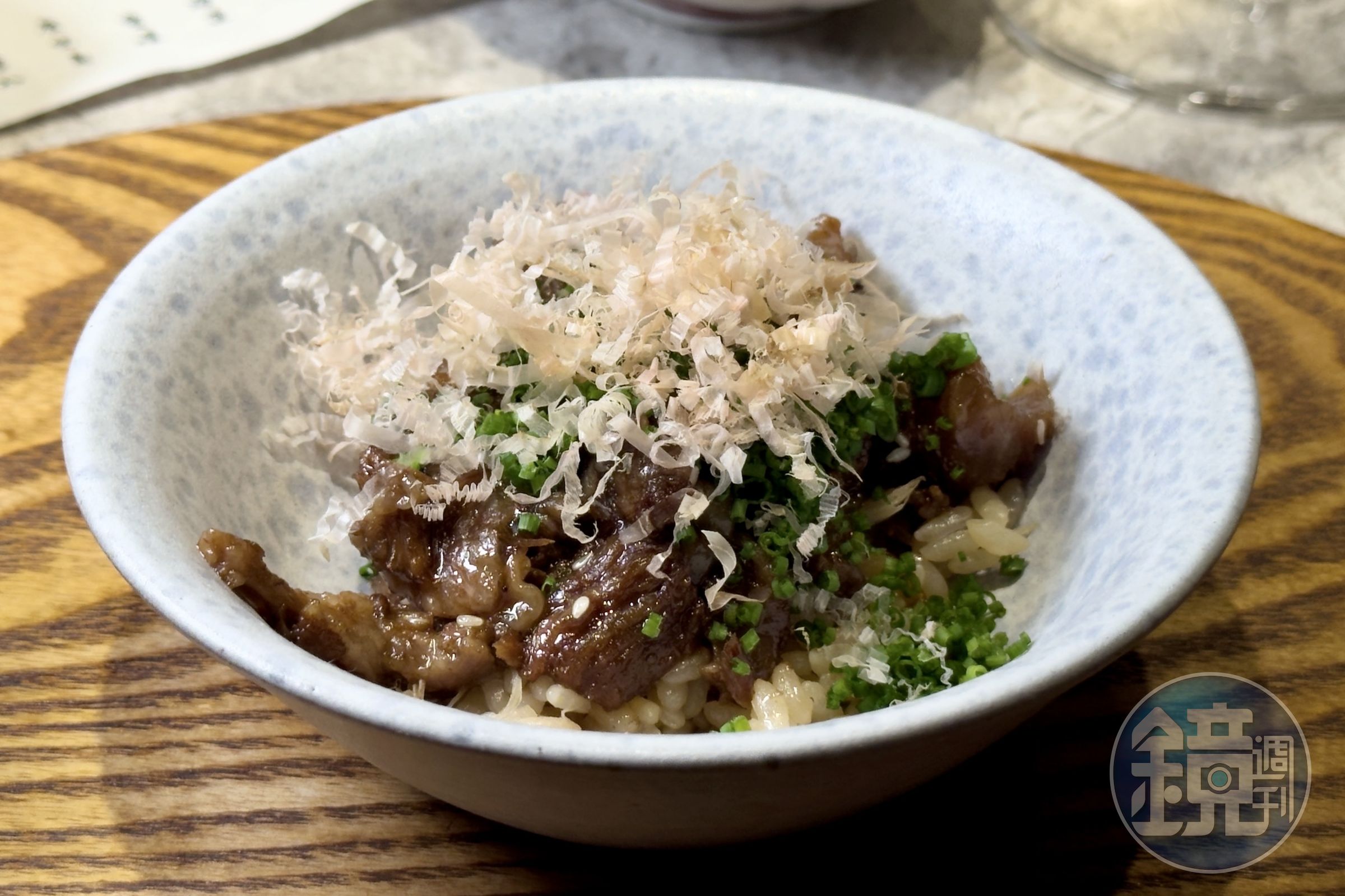 「牛筋釜飯」將牛筋慢燉至膠質豐厚,再讓濃郁香氣融入米飯,口感溫潤,是套餐尾聲的暖胃主食。