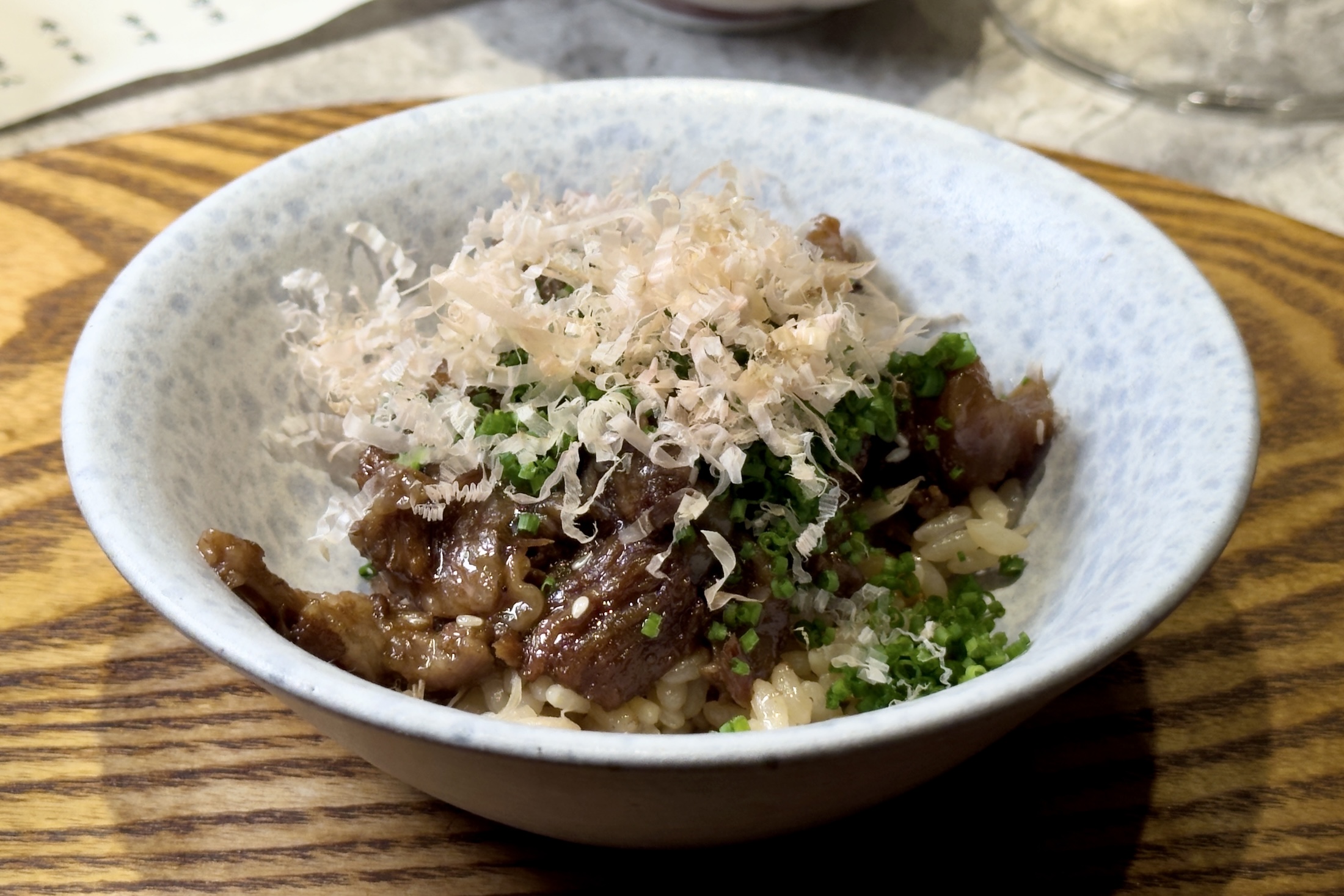「牛筋釜飯」將牛筋慢燉至膠質豐厚,再讓濃郁香氣融入米飯,口感溫潤,是套餐尾聲的暖胃主食。