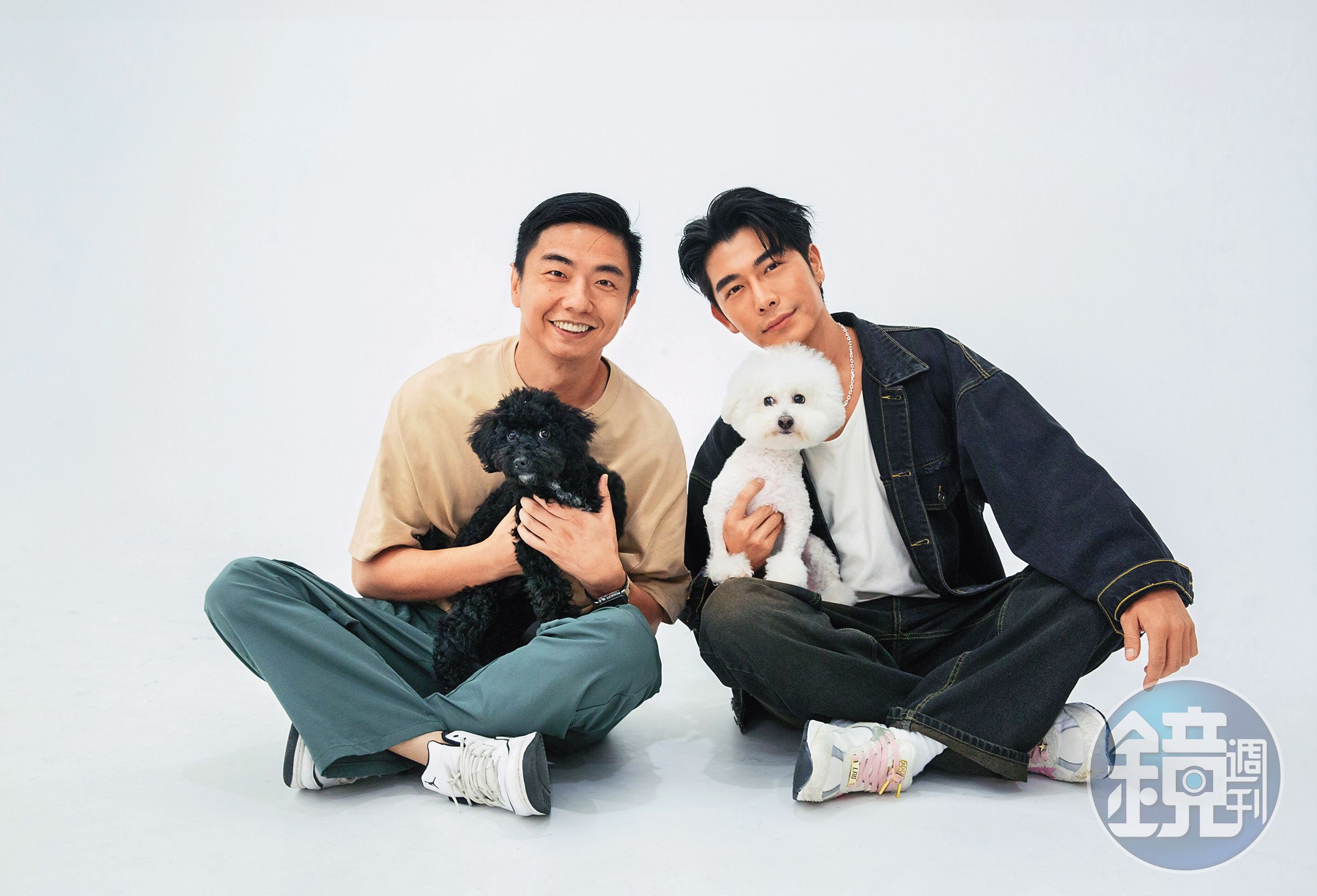 森田（右）家有4犬，準備再養第5隻，特別來找熊爸（左）請教多犬家庭的疑問。