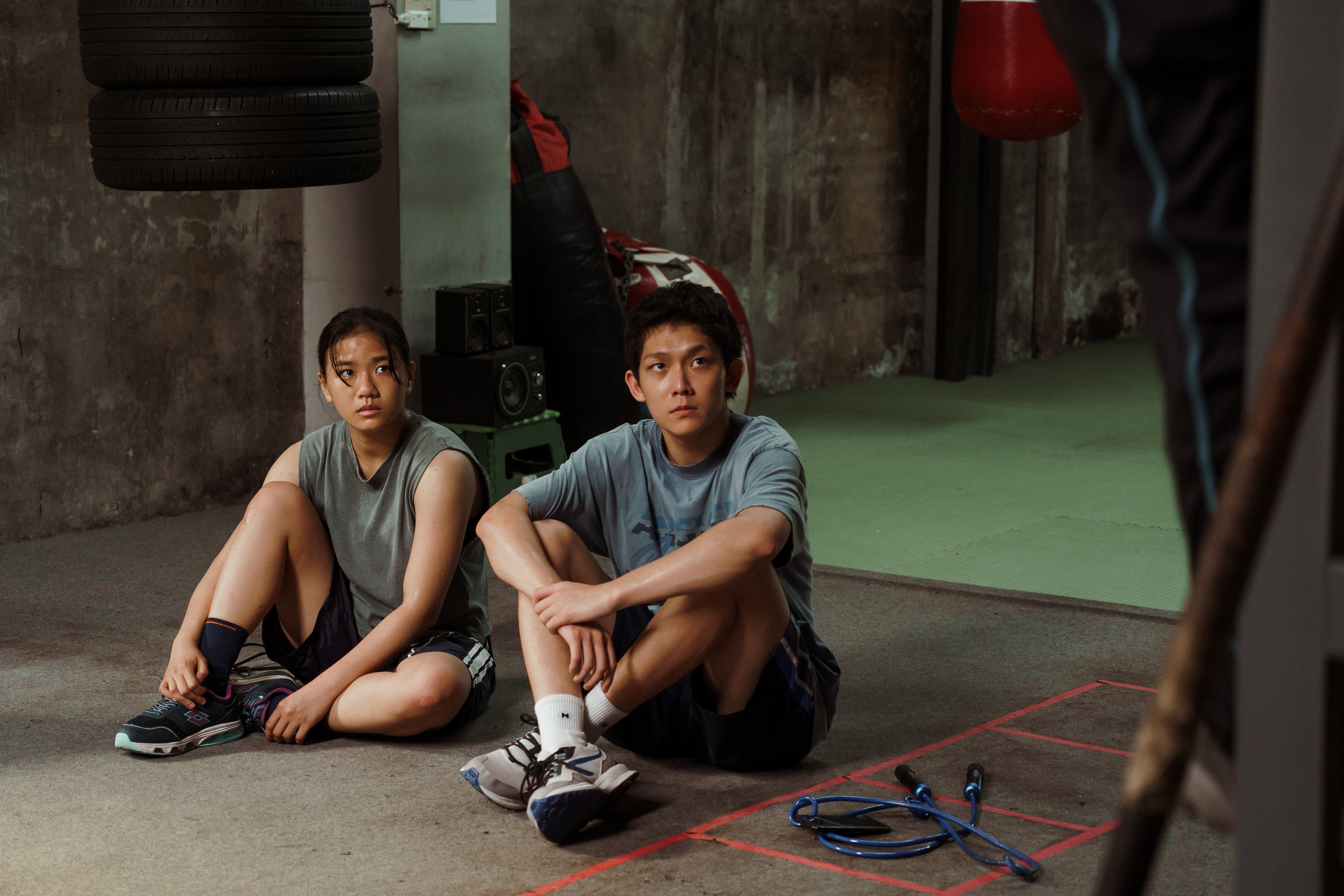 林怡婷（左）和林毓家在《恨女的逆襲》中飾演師兄師妹。（華映娛樂提供）