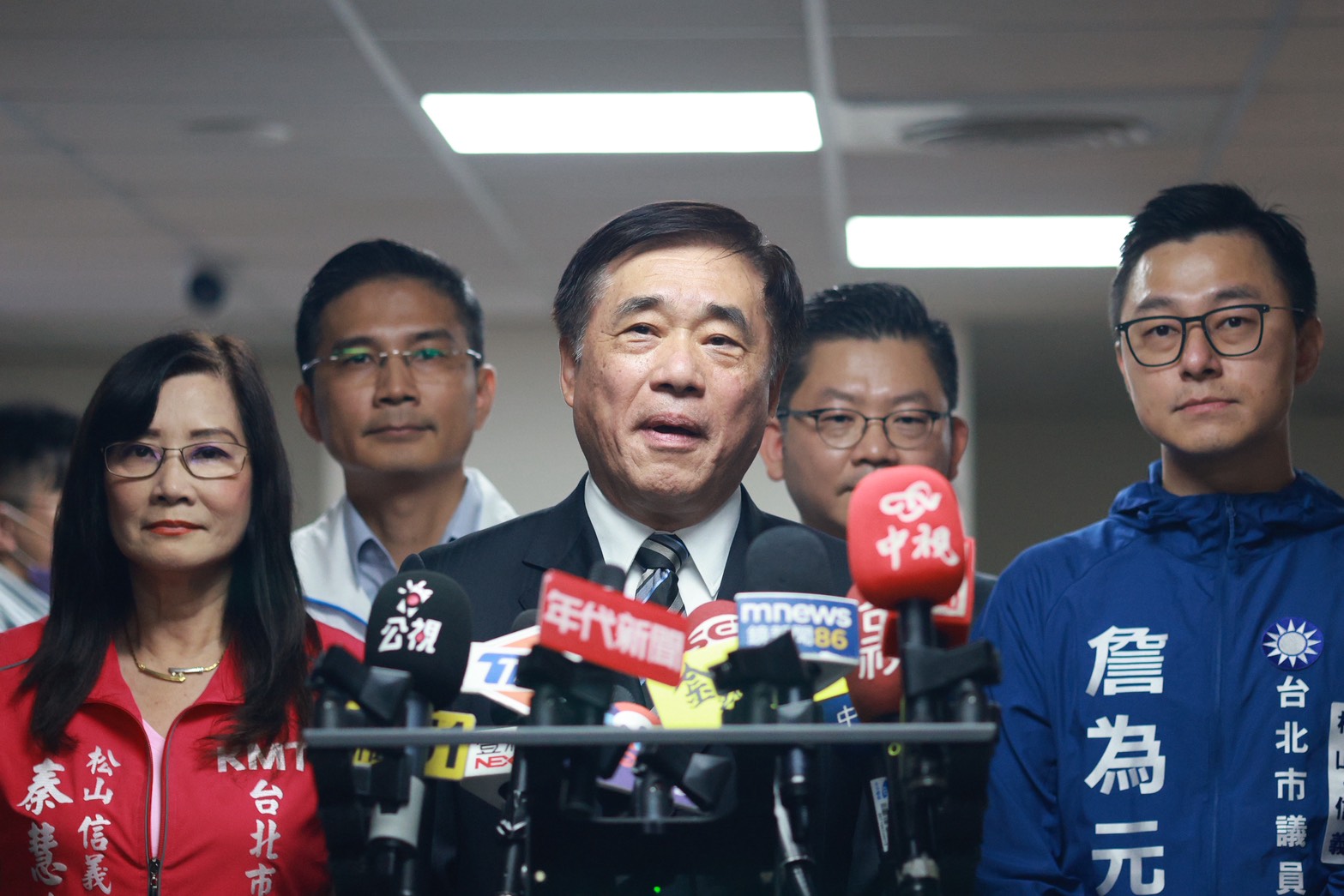 郝龍斌發文暗示「她」支持他選黨主席，外界瘋猜「她」就是盧秀燕。（鏡報劉耀勻）