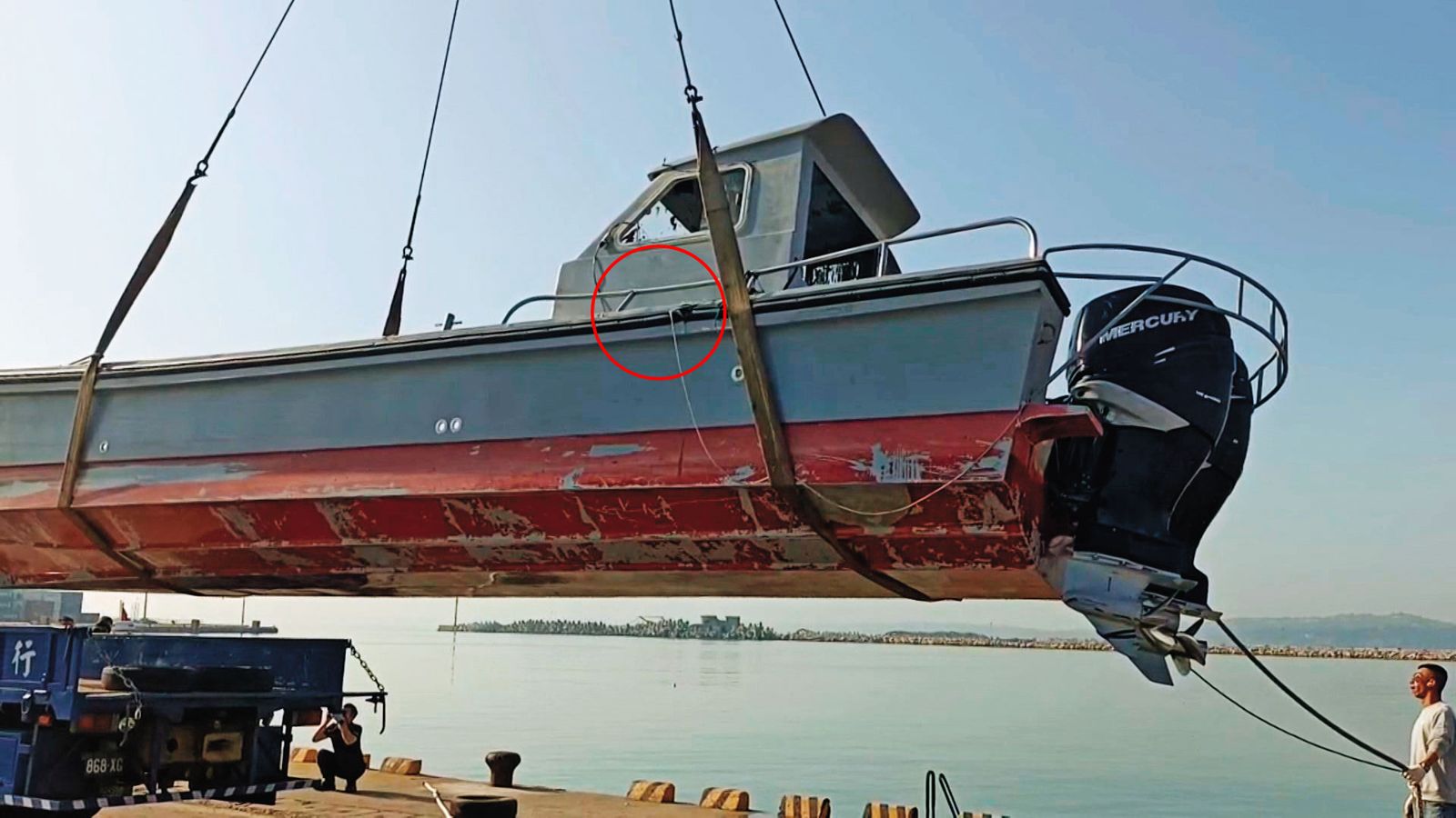 中國快艇翻船造成2死2傷，檢方吊起船體檢查，發現左後舷處有明顯凹痕，全案朝過失致死罪方向偵辦。（圖／鏡週刊提供）