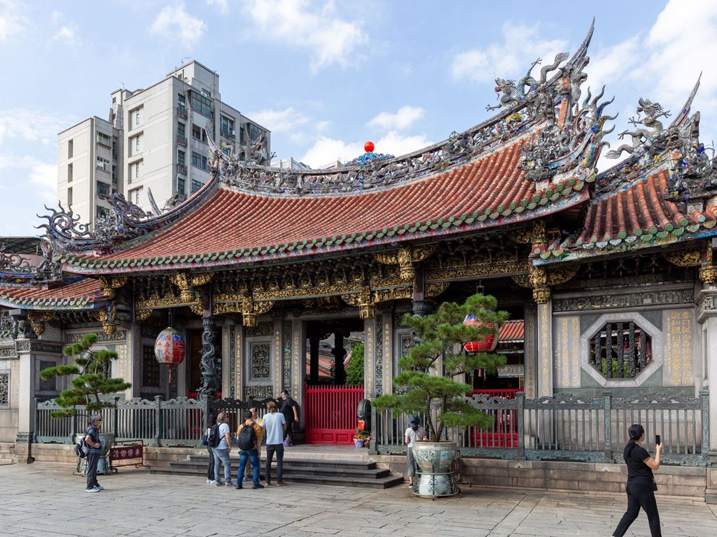 艋舺龍山寺兼具歷史意義及藝術價值,吸引眾多外國旅客參訪。