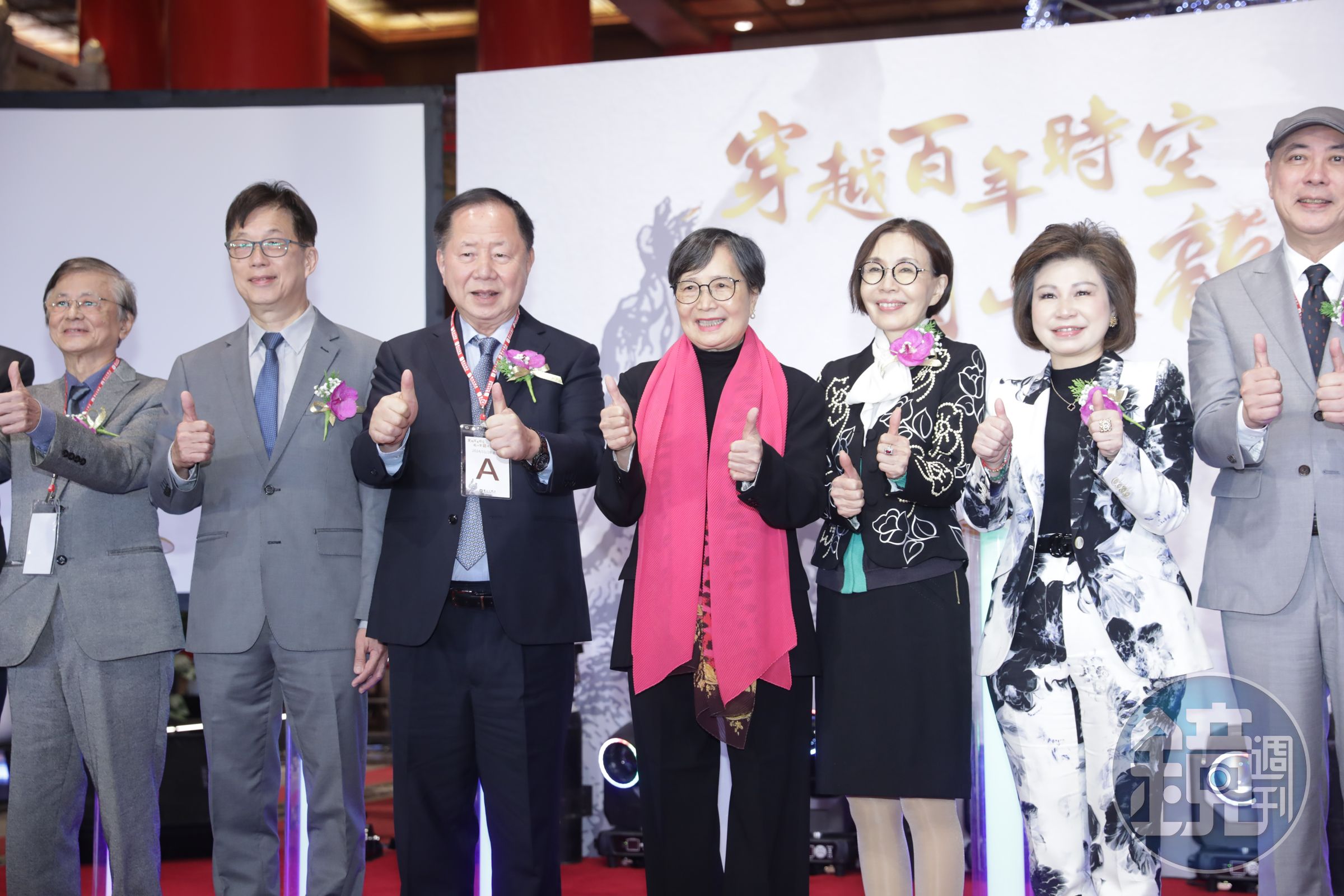 圓山飯店舉行「穿越百年時空 圓山雙龍巡禮」揭幕儀式,林育生(左二)、李傳洪(左三)、葉菊蘭(中間桃色圍巾者)。