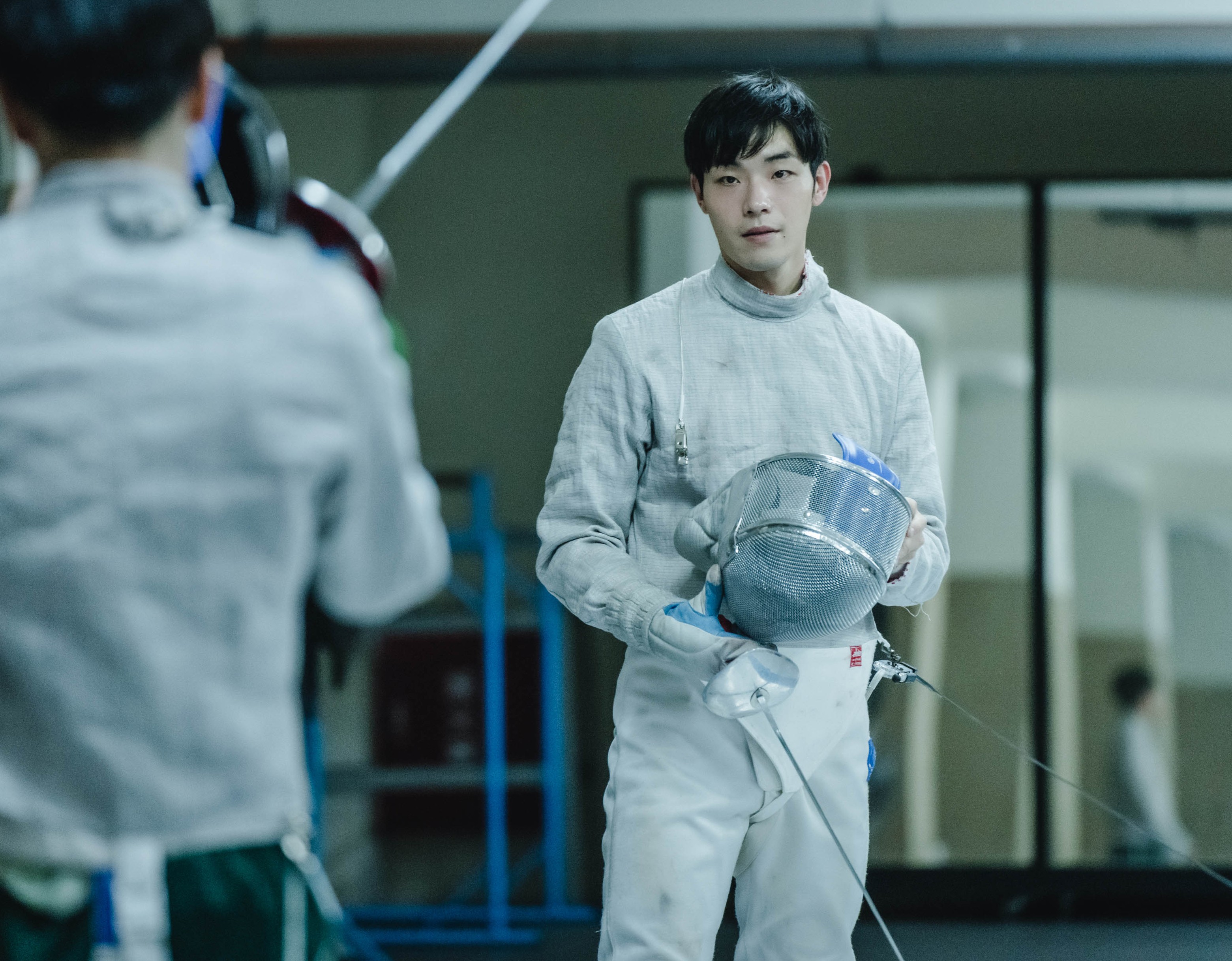 牧森在《刺心切骨》裡飾演擊劍選手，並為戲學習擊劍運動。（周子娛樂提供）