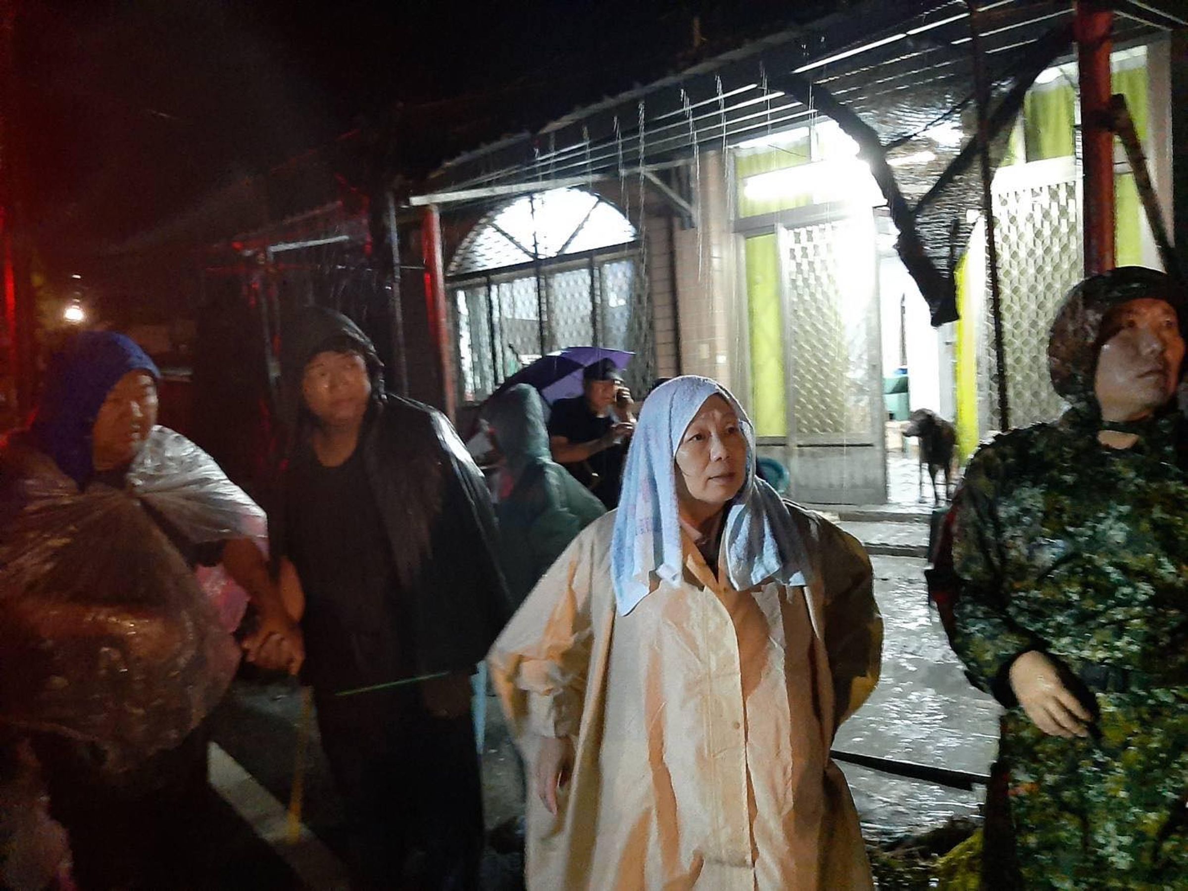 縣長徐榛蔚坐鎮光復鄉指揮所，協調國軍與地方搶災團隊全力救援。（翻攝自徐榛蔚臉書）