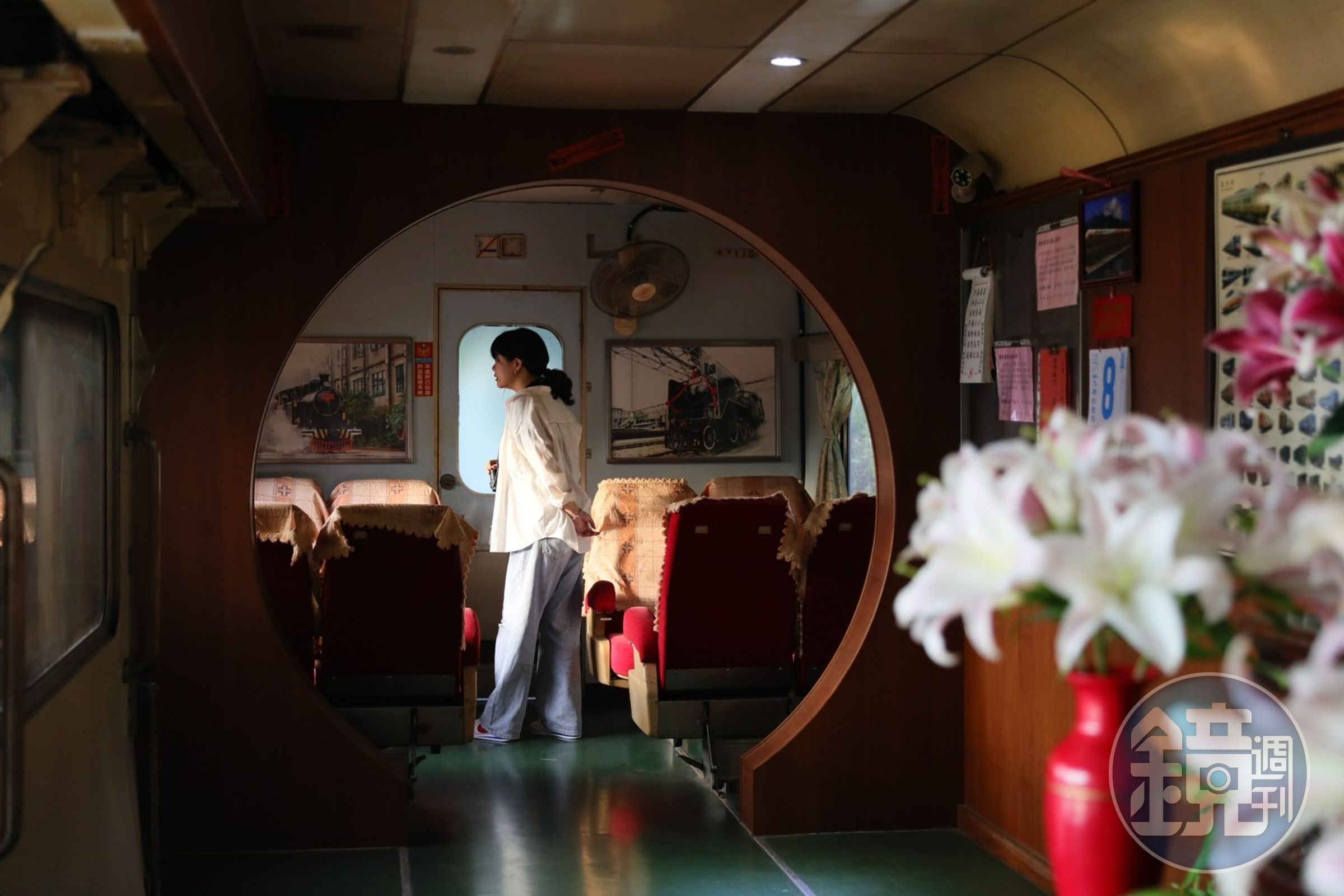 經過神桌旁,可以看到車廂仍保留過往樣貌,牆上還有舊時代的列車照片。