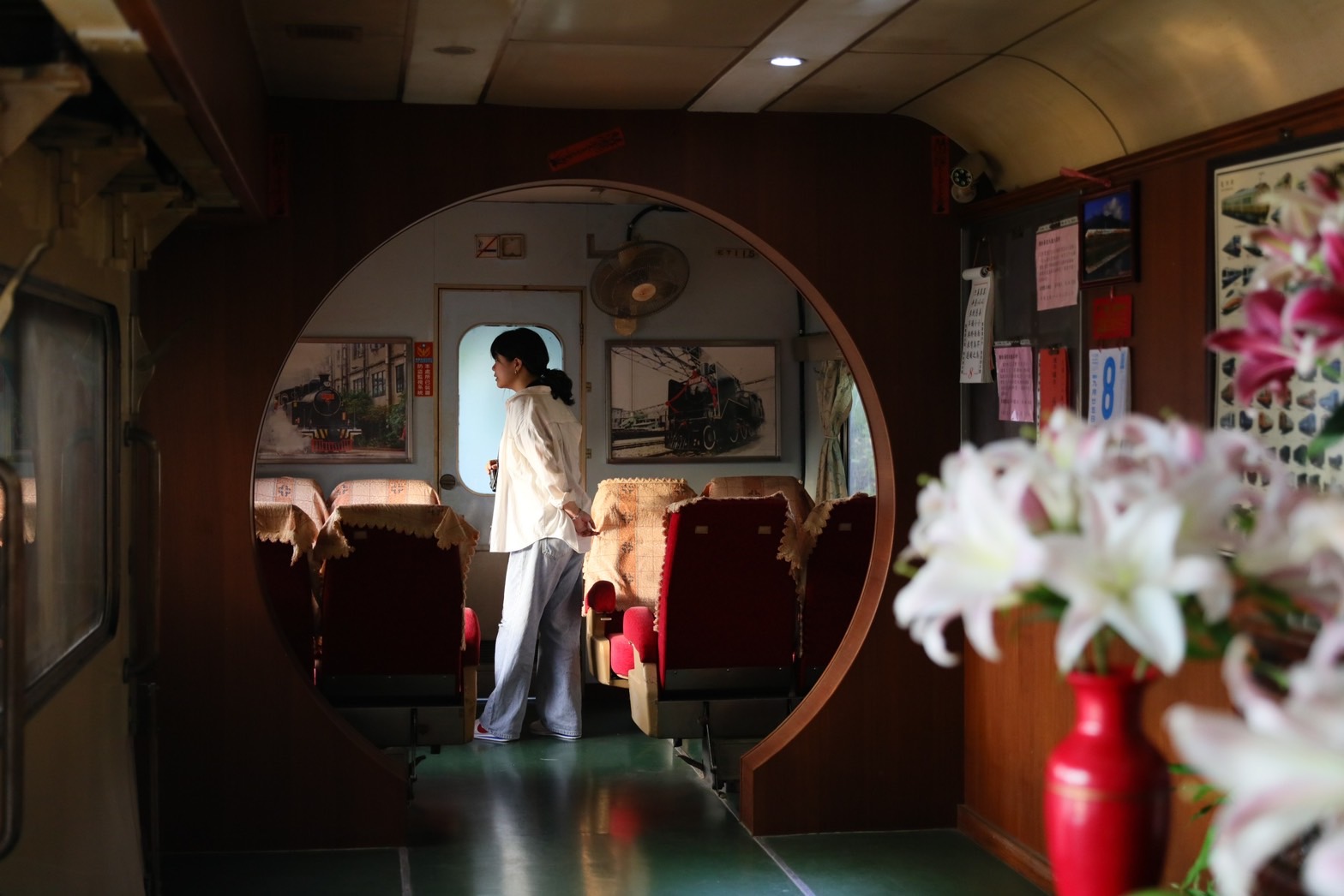 經過神桌旁,可以看到車廂仍保留過往樣貌,牆上還有舊時代的列車照片。