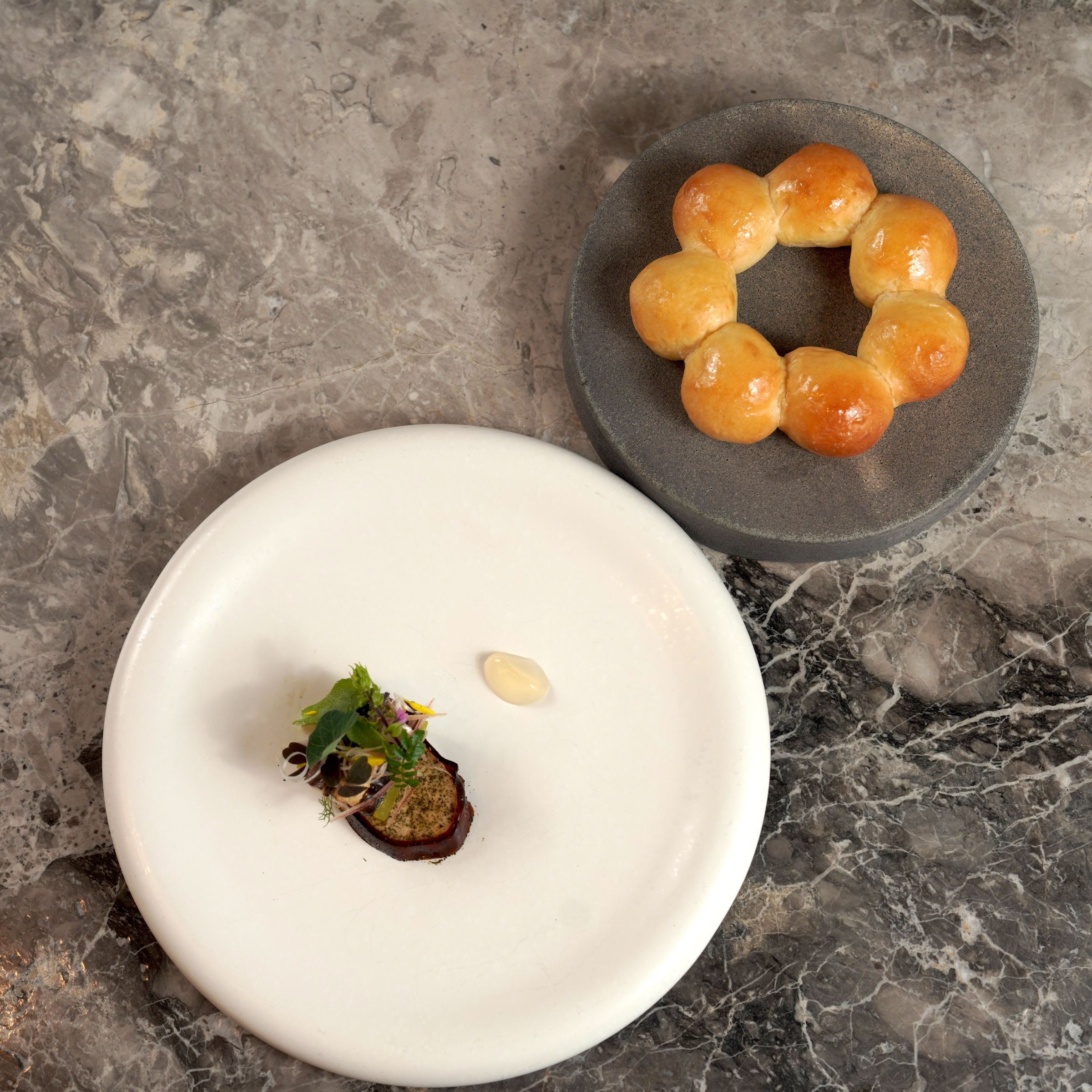 Chef Sato的招牌「日式生吐司」適合搭配鹹鮮菜色。（蘭餐廳提供）