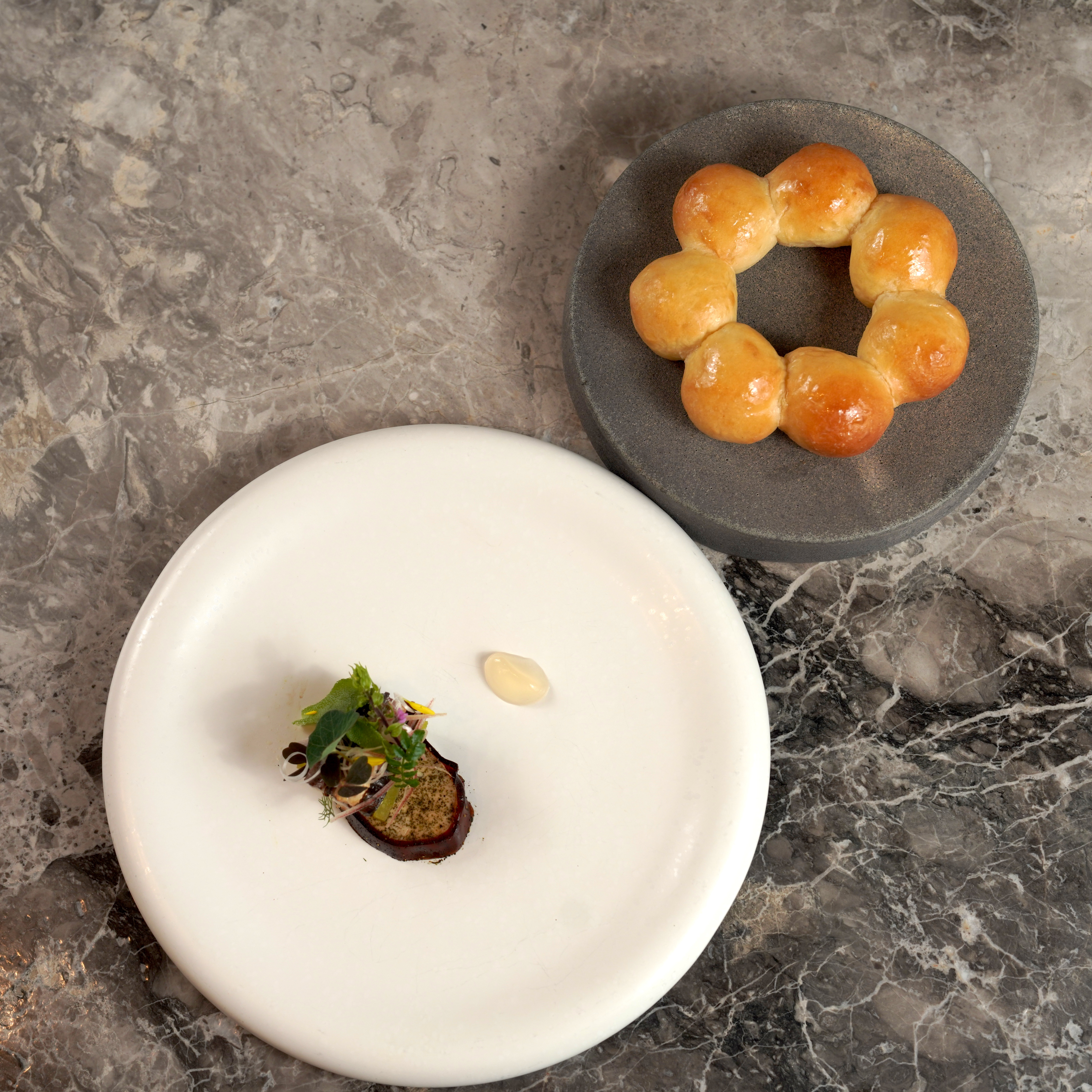Chef Sato的招牌「日式生吐司」適合搭配鹹鮮菜色。(蘭餐廳提供)